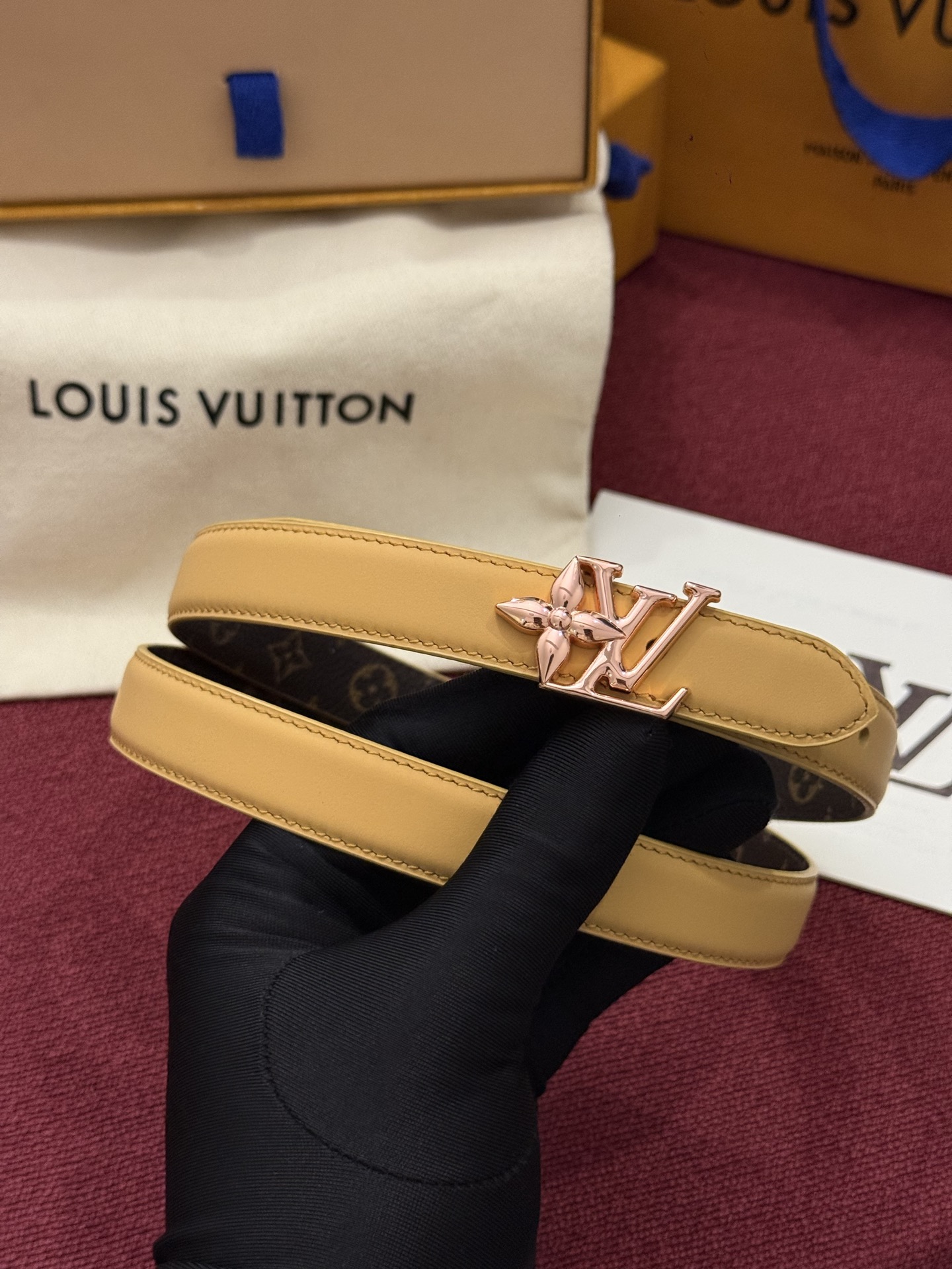 2.0 LV Bloom腰带势必成为路易威登的经典之作。其夺人眼球的扣环巧妙融合了LV标识与Monogram花卉图案的元