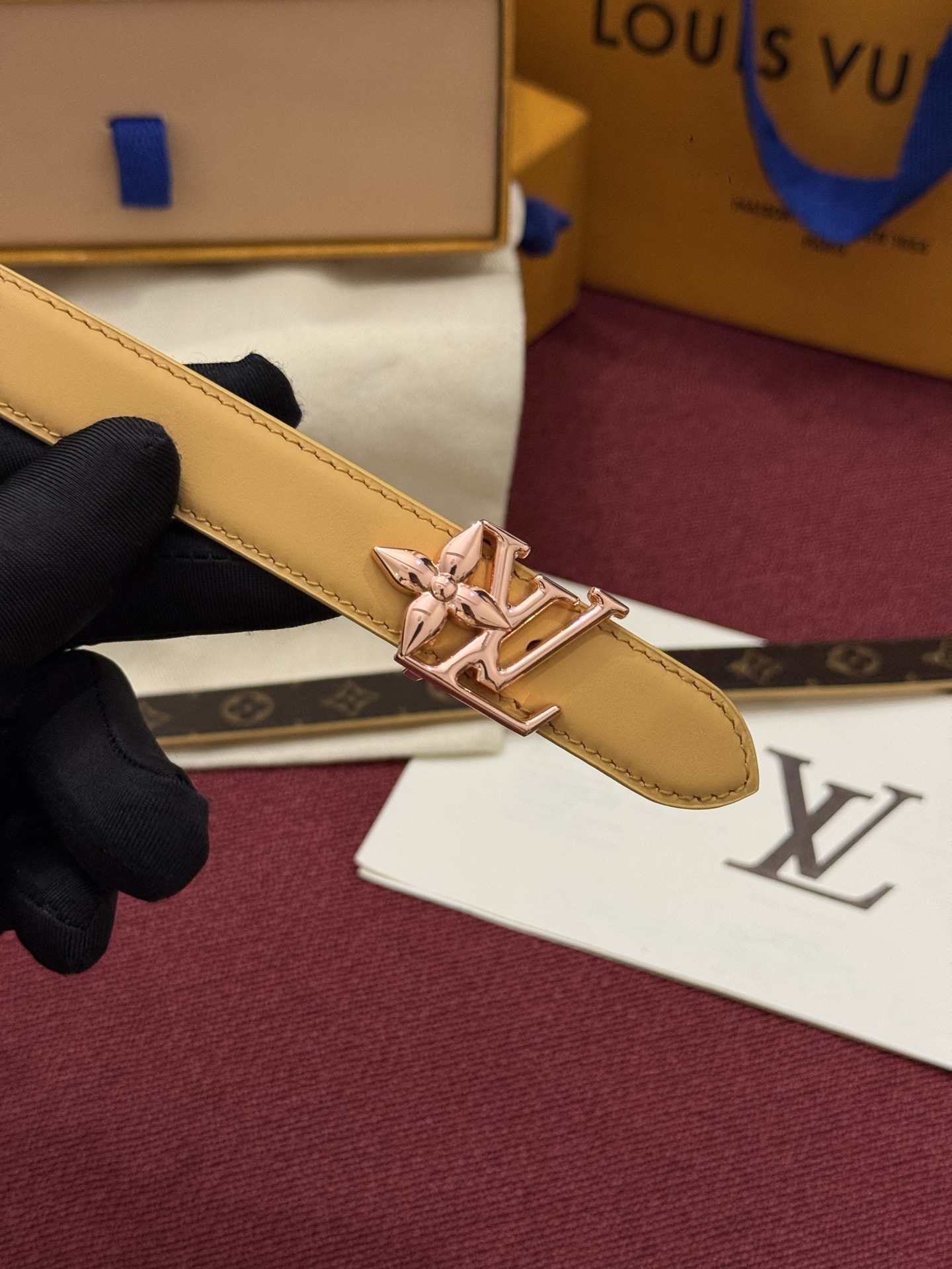 2.0 LV Bloom腰带势必成为路易威登的经典之作。其夺人眼球的扣环巧妙融合了LV标识与Monogram花卉图案的元