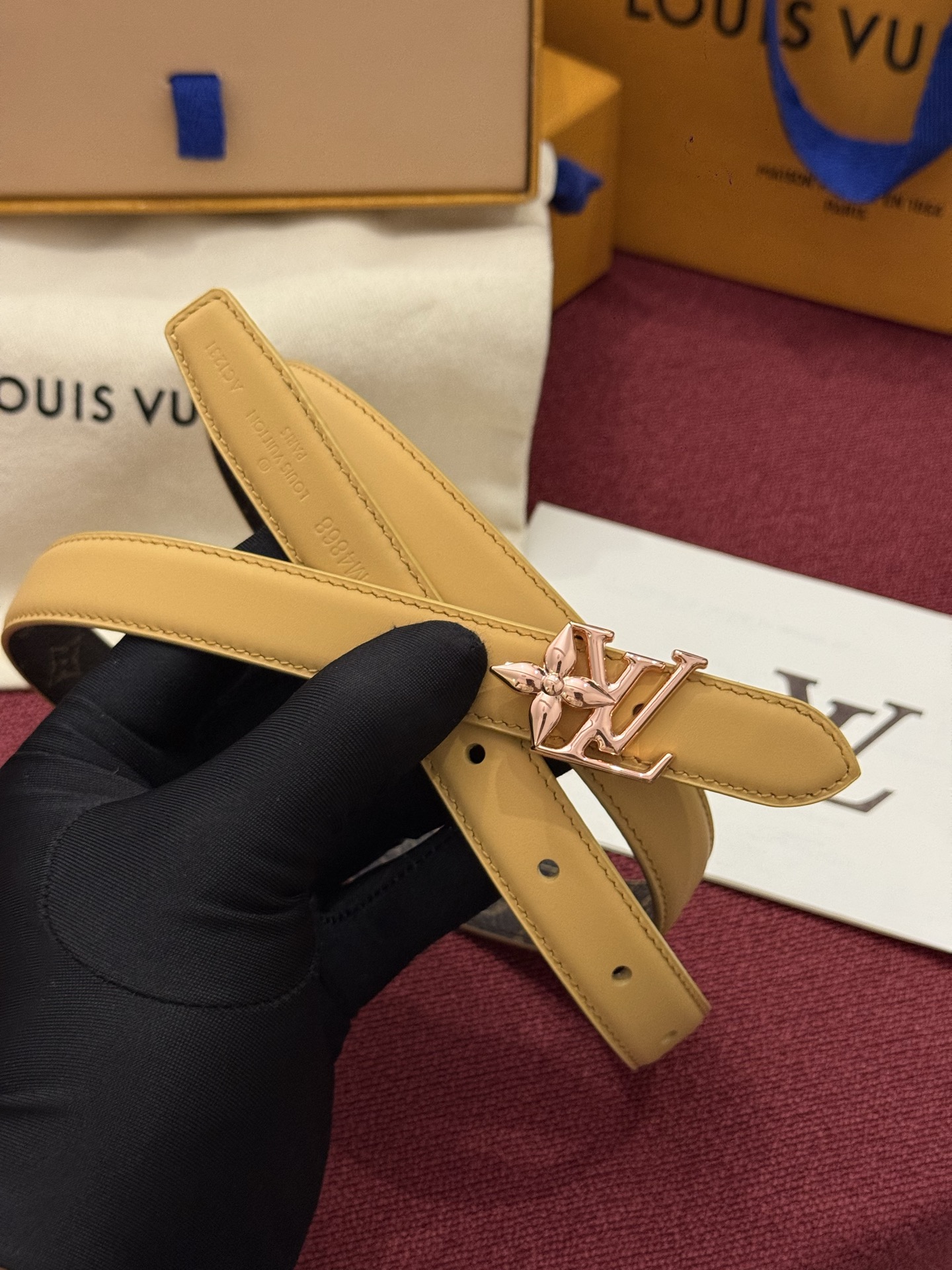 2.0 LV Bloom腰带势必成为路易威登的经典之作。其夺人眼球的扣环巧妙融合了LV标识与Monogram花卉图案的元