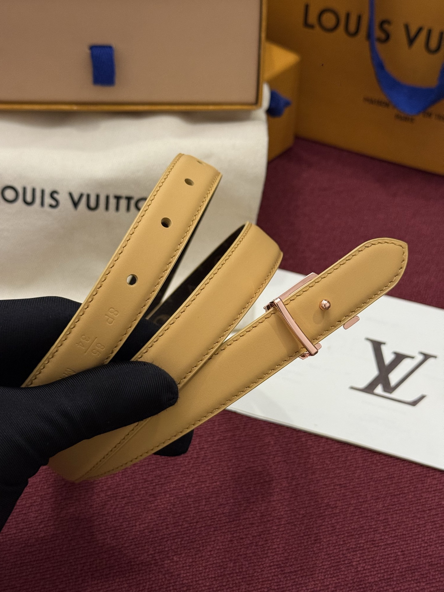 2.0 LV Bloom腰带势必成为路易威登的经典之作。其夺人眼球的扣环巧妙融合了LV标识与Monogram花卉图案的元