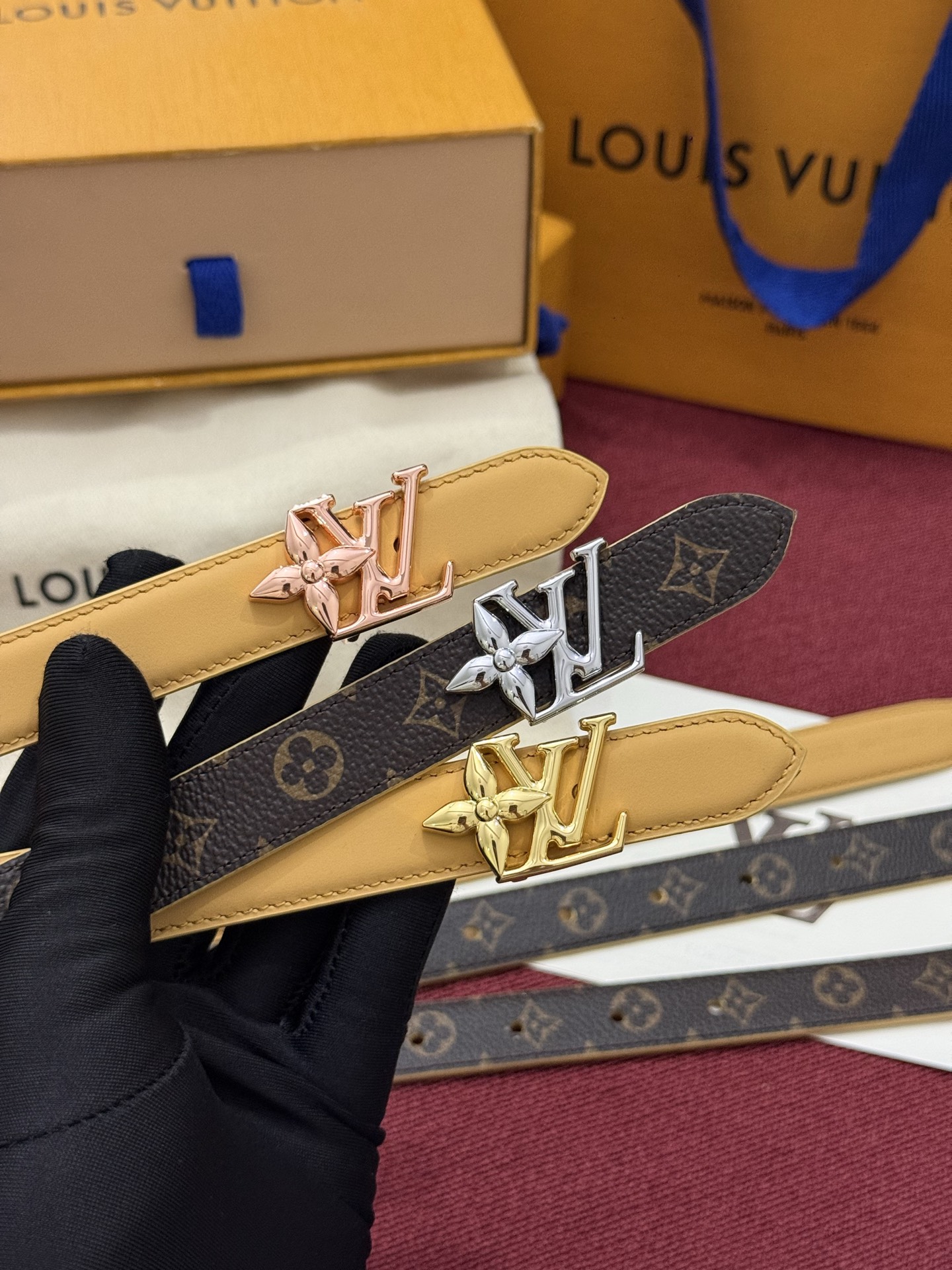 2.0 LV Bloom腰带势必成为路易威登的经典之作。其夺人眼球的扣环巧妙融合了LV标识与Monogram花卉图案的元
