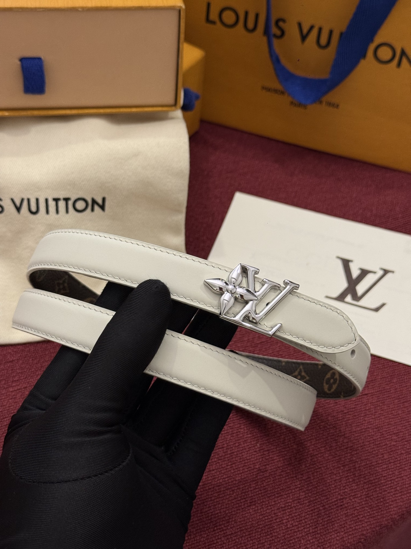 2.0 LV Bloom腰带势必成为路易威登的经典之作。其夺人眼球的扣环巧妙融合了LV标识与Monogram花卉图案的元