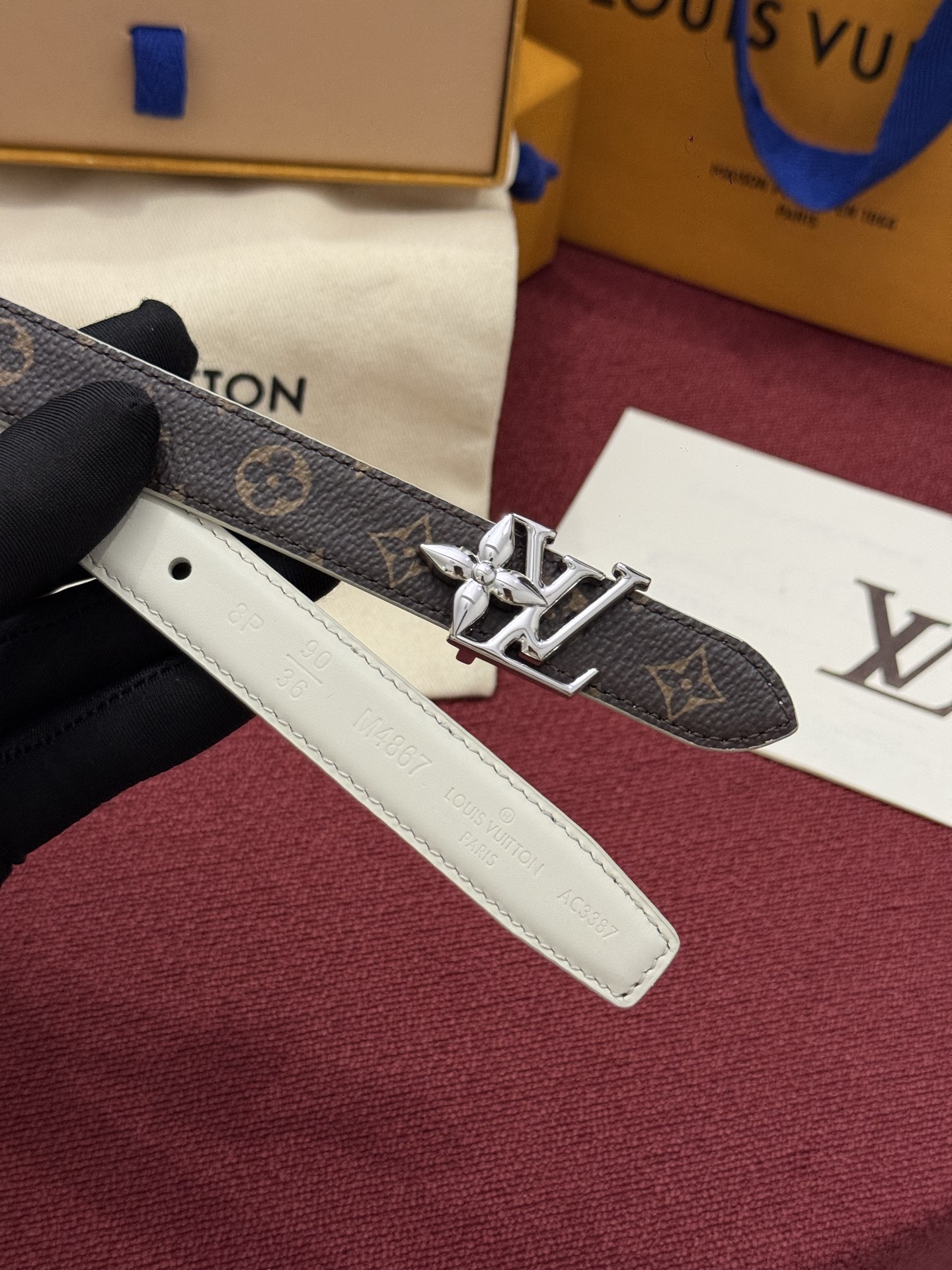 2.0 LV Bloom腰带势必成为路易威登的经典之作。其夺人眼球的扣环巧妙融合了LV标识与Monogram花卉图案的元