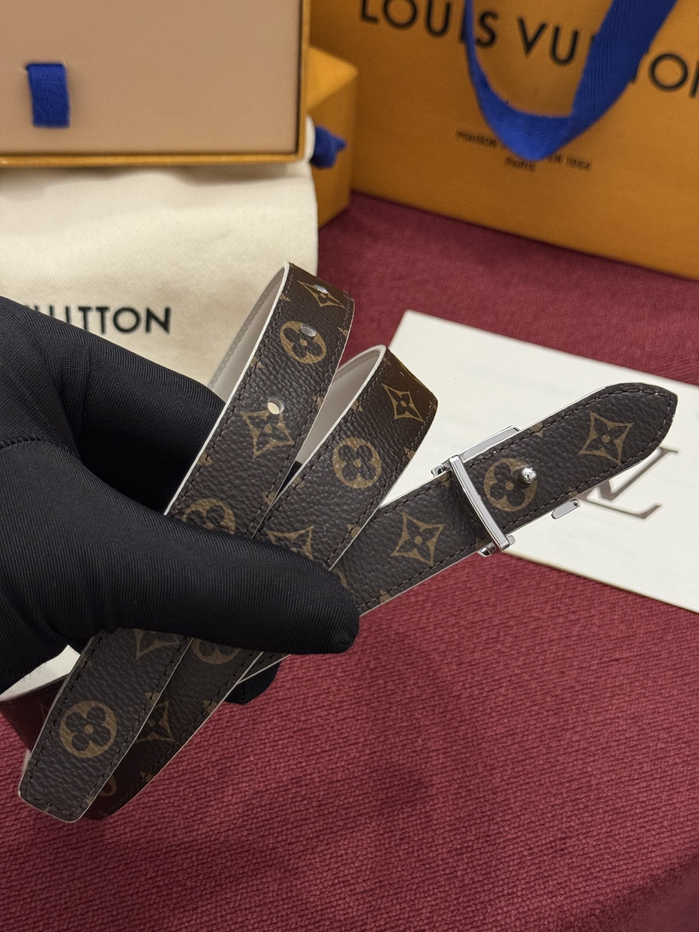 2.0 LV Bloom腰带势必成为路易威登的经典之作。其夺人眼球的扣环巧妙融合了LV标识与Monogram花卉图案的元