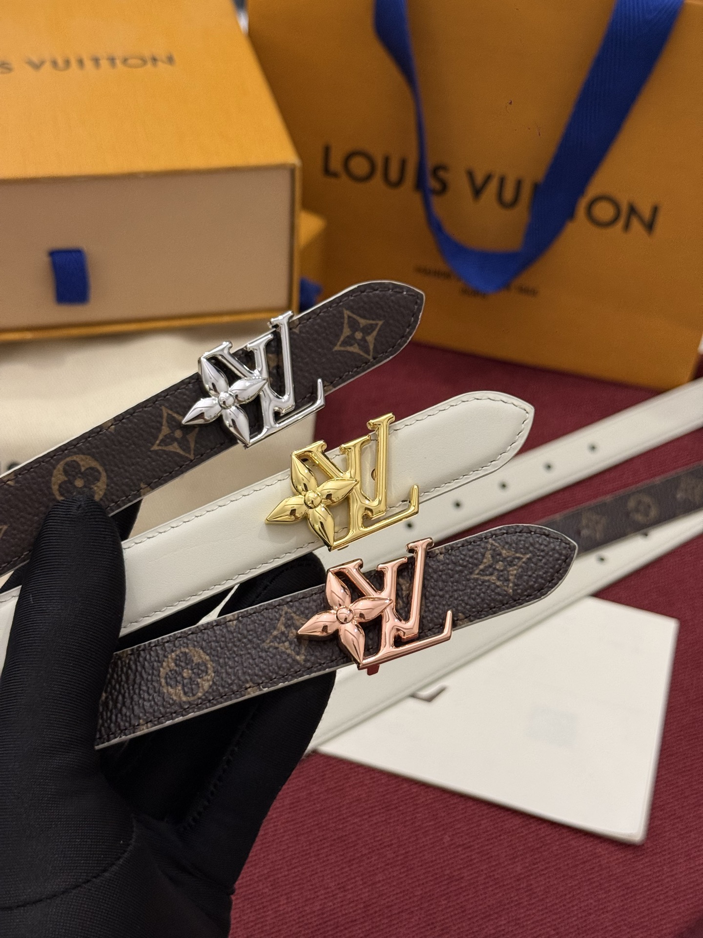 2.0 LV Bloom腰带势必成为路易威登的经典之作。其夺人眼球的扣环巧妙融合了LV标识与Monogram花卉图案的元