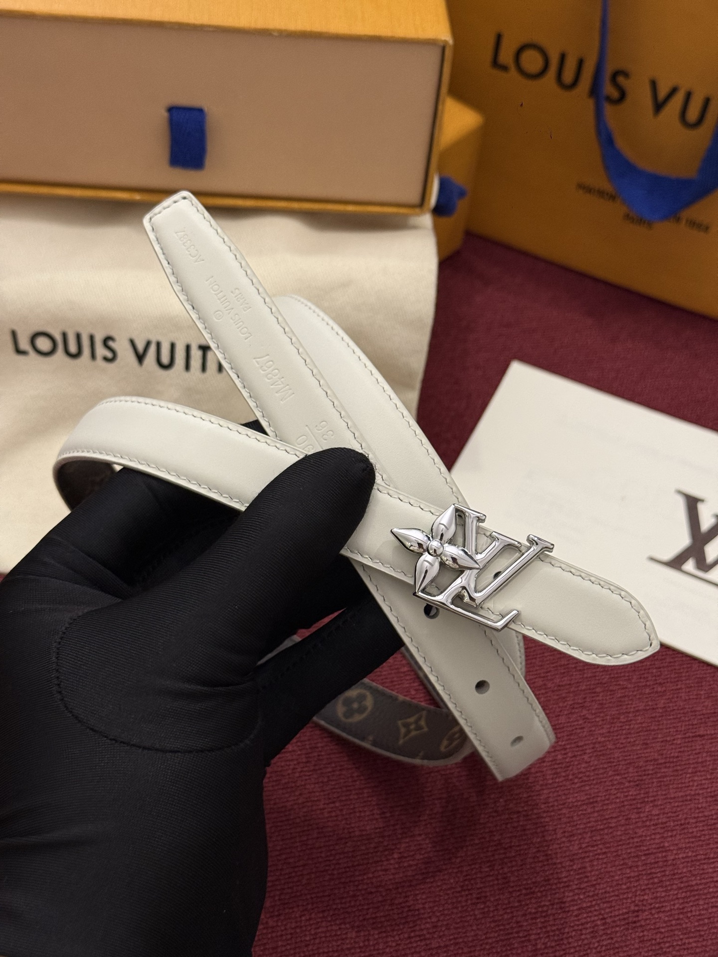 2.0 LV Bloom腰带势必成为路易威登的经典之作。其夺人眼球的扣环巧妙融合了LV标识与Monogram花卉图案的元