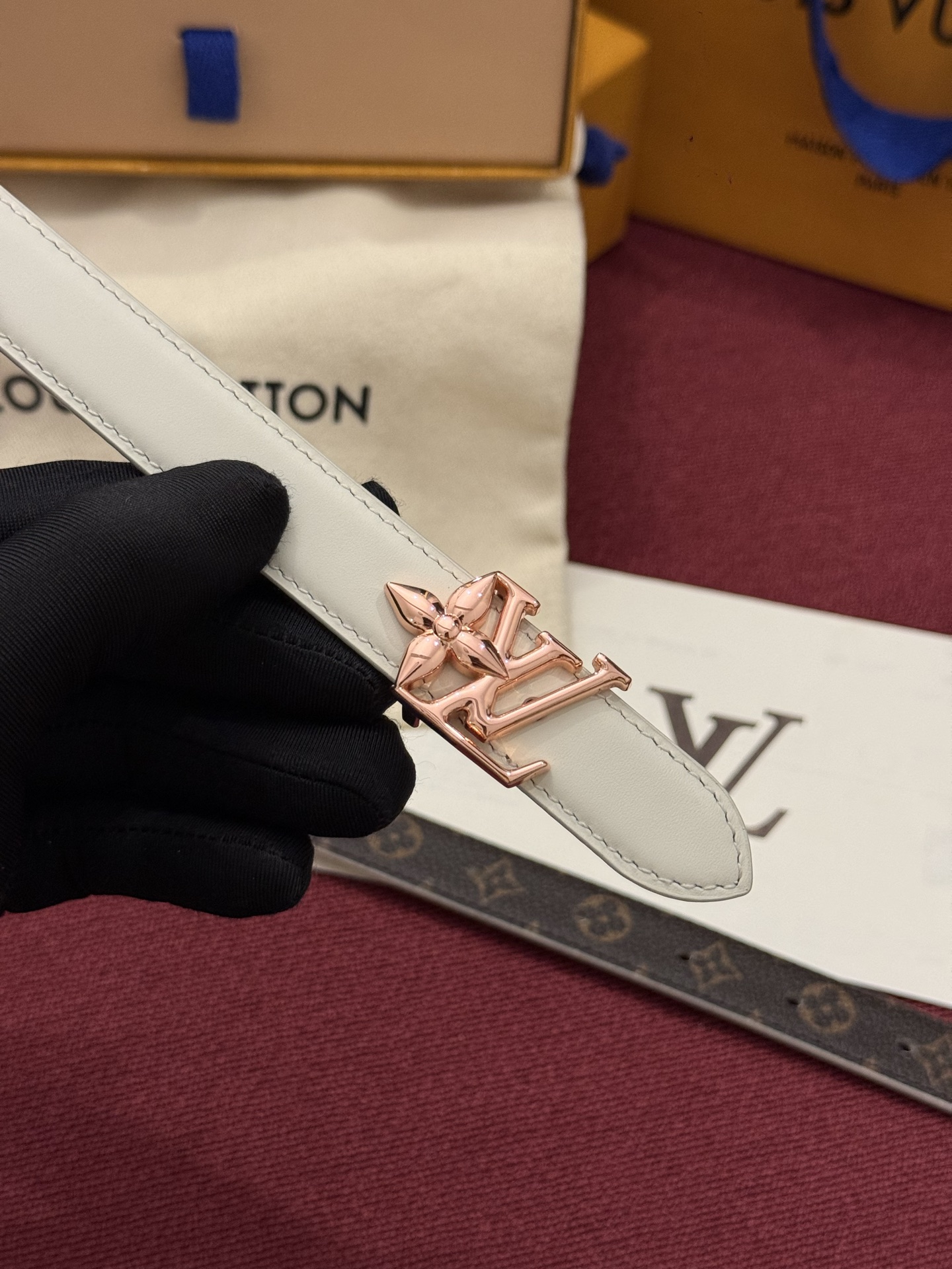 2.0 LV Bloom腰带势必成为路易威登的经典之作。其夺人眼球的扣环巧妙融合了LV标识与Monogram花卉图案的元