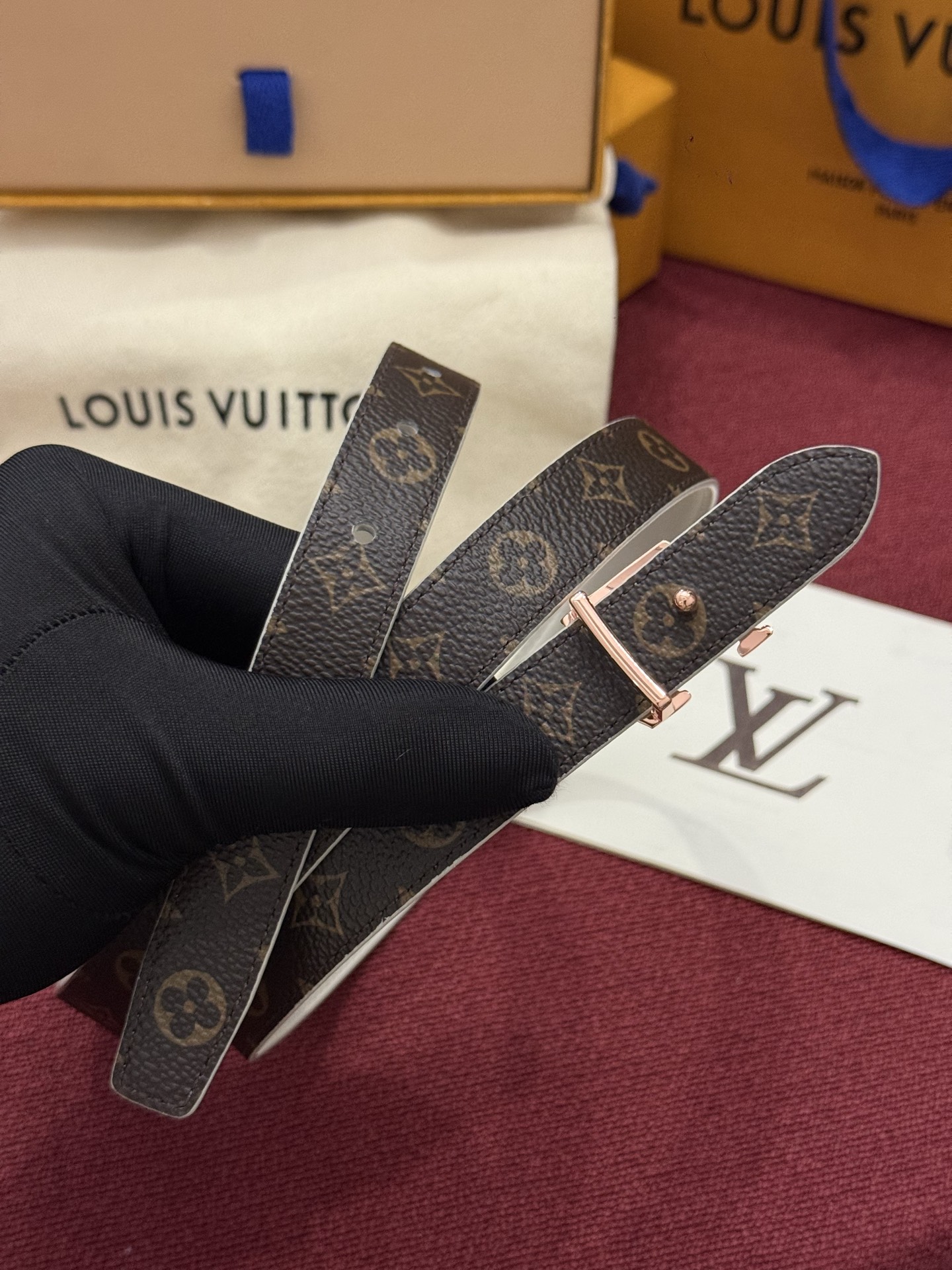 2.0 LV Bloom腰带势必成为路易威登的经典之作。其夺人眼球的扣环巧妙融合了LV标识与Monogram花卉图案的元