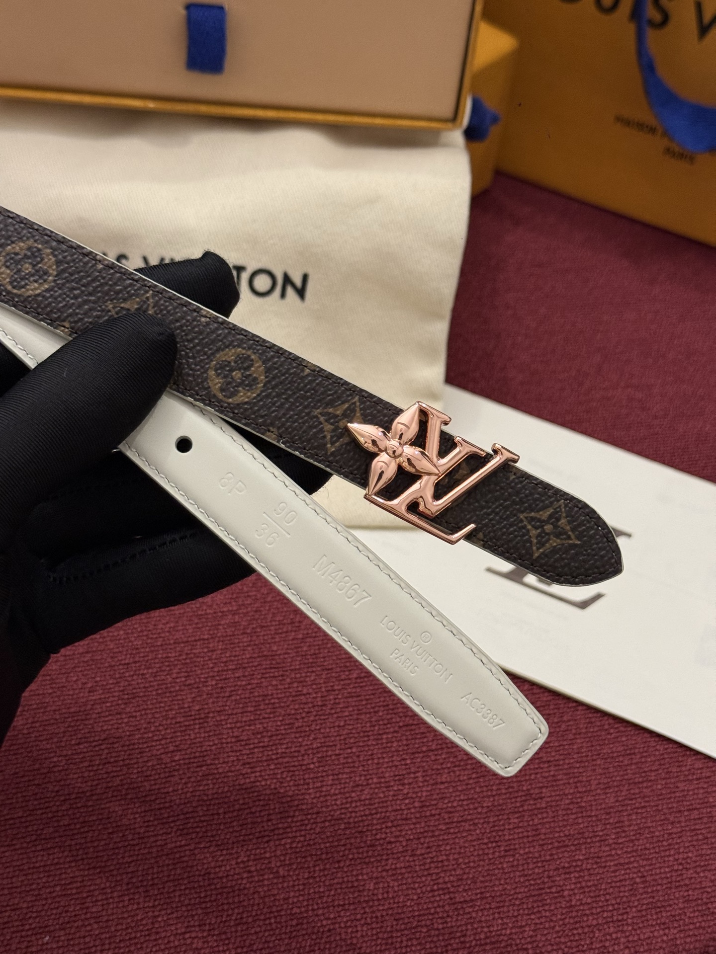 2.0 LV Bloom腰带势必成为路易威登的经典之作。其夺人眼球的扣环巧妙融合了LV标识与Monogram花卉图案的元