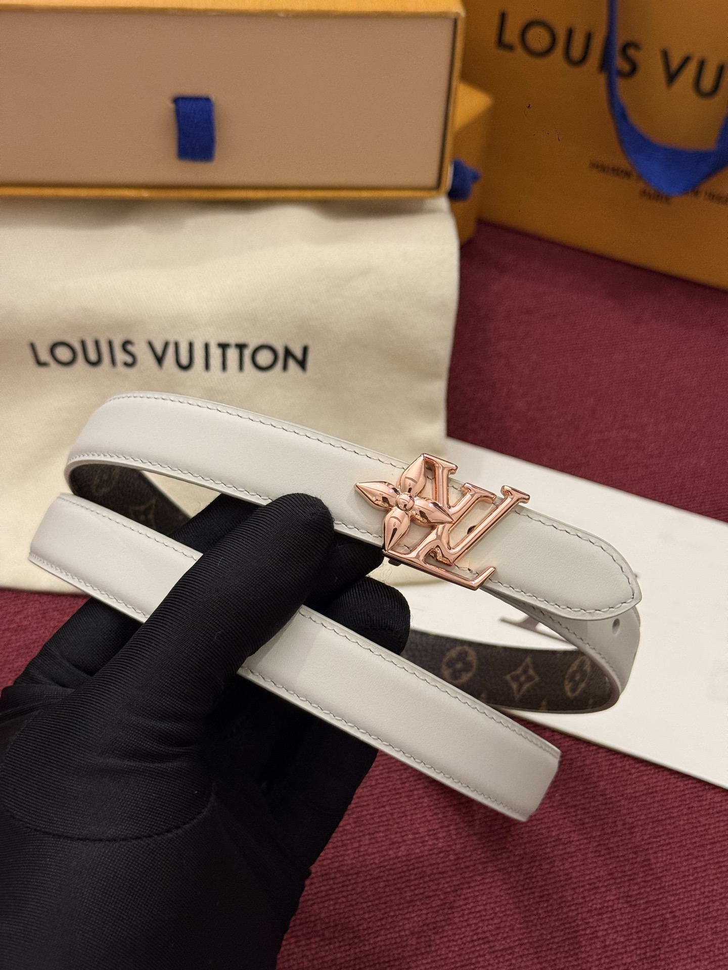 2.0 LV Bloom腰带势必成为路易威登的经典之作。其夺人眼球的扣环巧妙融合了LV标识与Monogram花卉图案的元