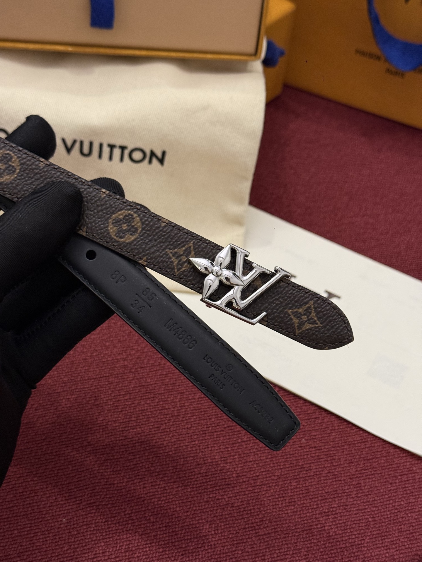 2.0 LV Bloom腰带势必成为路易威登的经典之作。其夺人眼球的扣环巧妙融合了LV标识与Monogram花卉图案的元