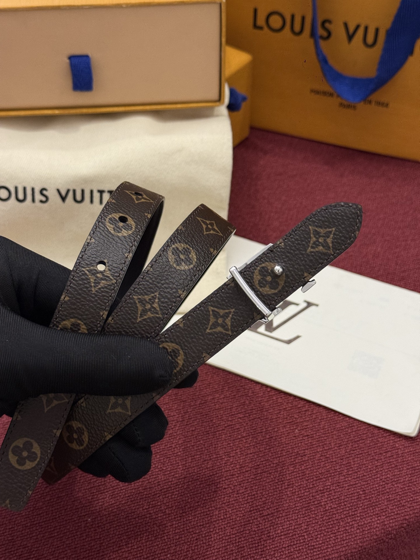 2.0 LV Bloom腰带势必成为路易威登的经典之作。其夺人眼球的扣环巧妙融合了LV标识与Monogram花卉图案的元