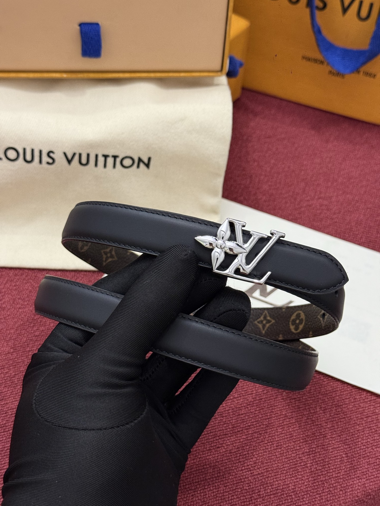 2.0 LV Bloom腰带势必成为路易威登的经典之作。其夺人眼球的扣环巧妙融合了LV标识与Monogram花卉图案的元