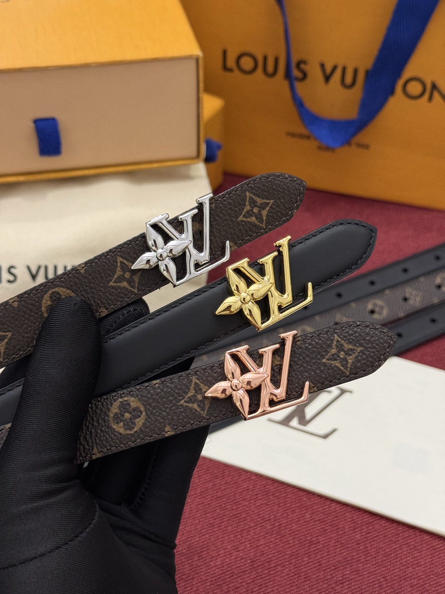 2.0 LV Bloom腰带势必成为路易威登的经典之作。其夺人眼球的扣环巧妙融合了LV标识与Monogram花卉图案的元
