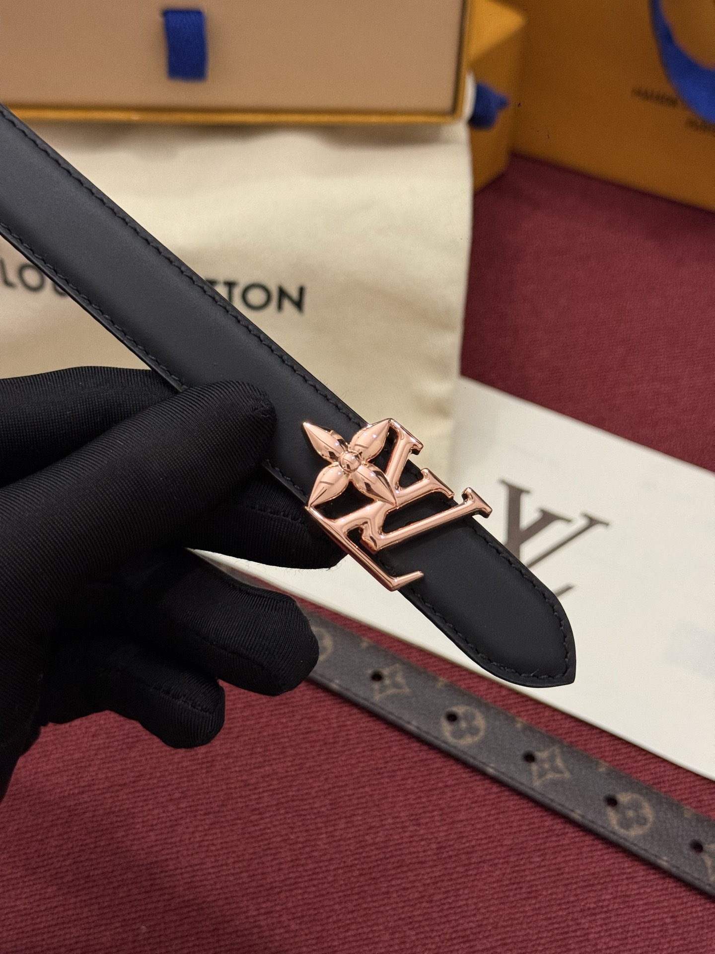 2.0 LV Bloom腰带势必成为路易威登的经典之作。其夺人眼球的扣环巧妙融合了LV标识与Monogram花卉图案的元