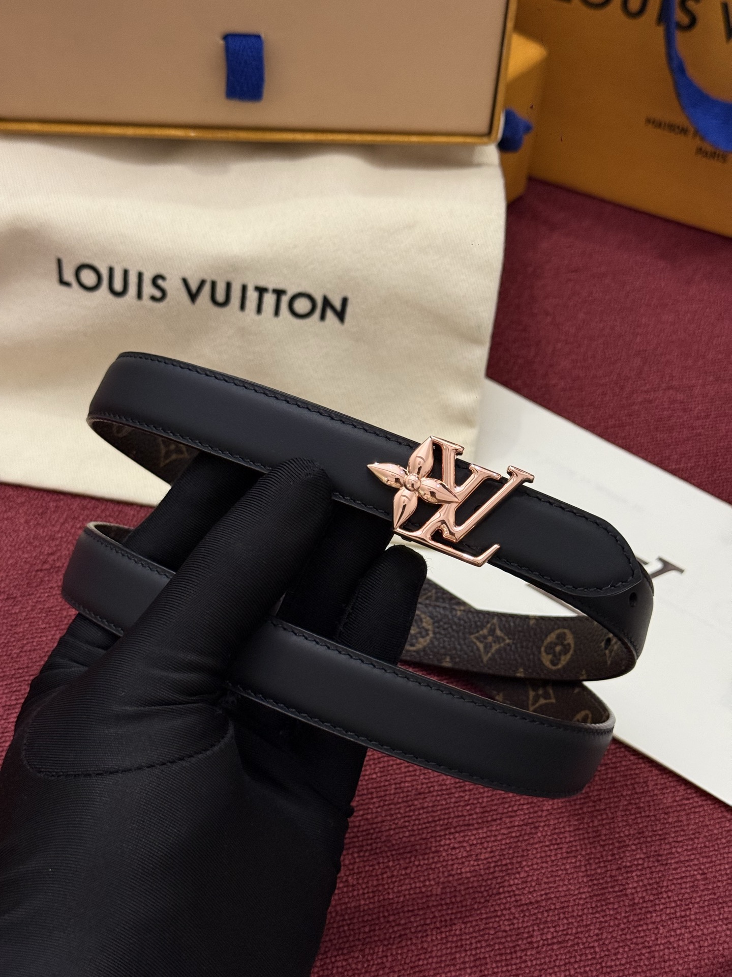 2.0 LV Bloom腰带势必成为路易威登的经典之作。其夺人眼球的扣环巧妙融合了LV标识与Monogram花卉图案的元