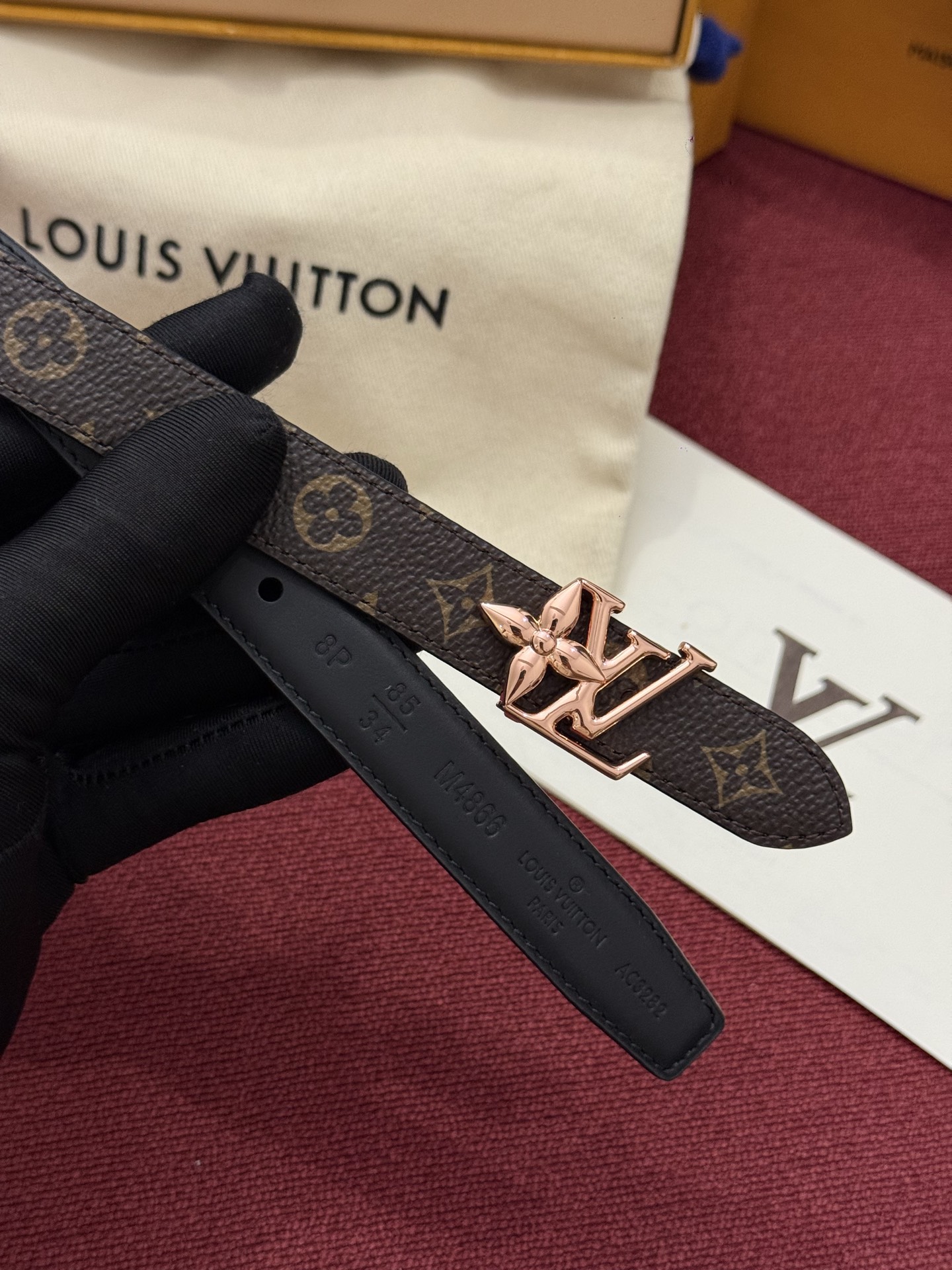2.0 LV Bloom腰带势必成为路易威登的经典之作。其夺人眼球的扣环巧妙融合了LV标识与Monogram花卉图案的元