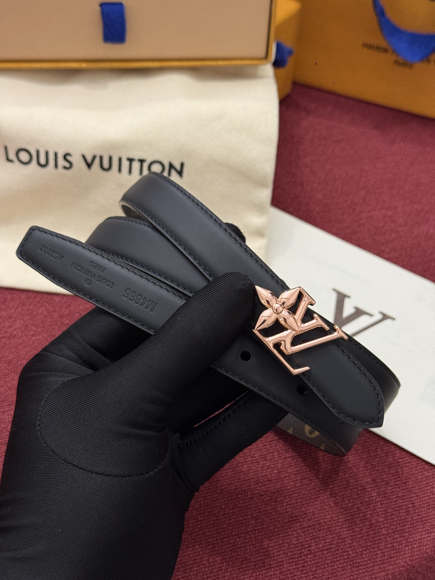 2.0 LV Bloom腰带势必成为路易威登的经典之作。其夺人眼球的扣环巧妙融合了LV标识与Monogram花卉图案的元