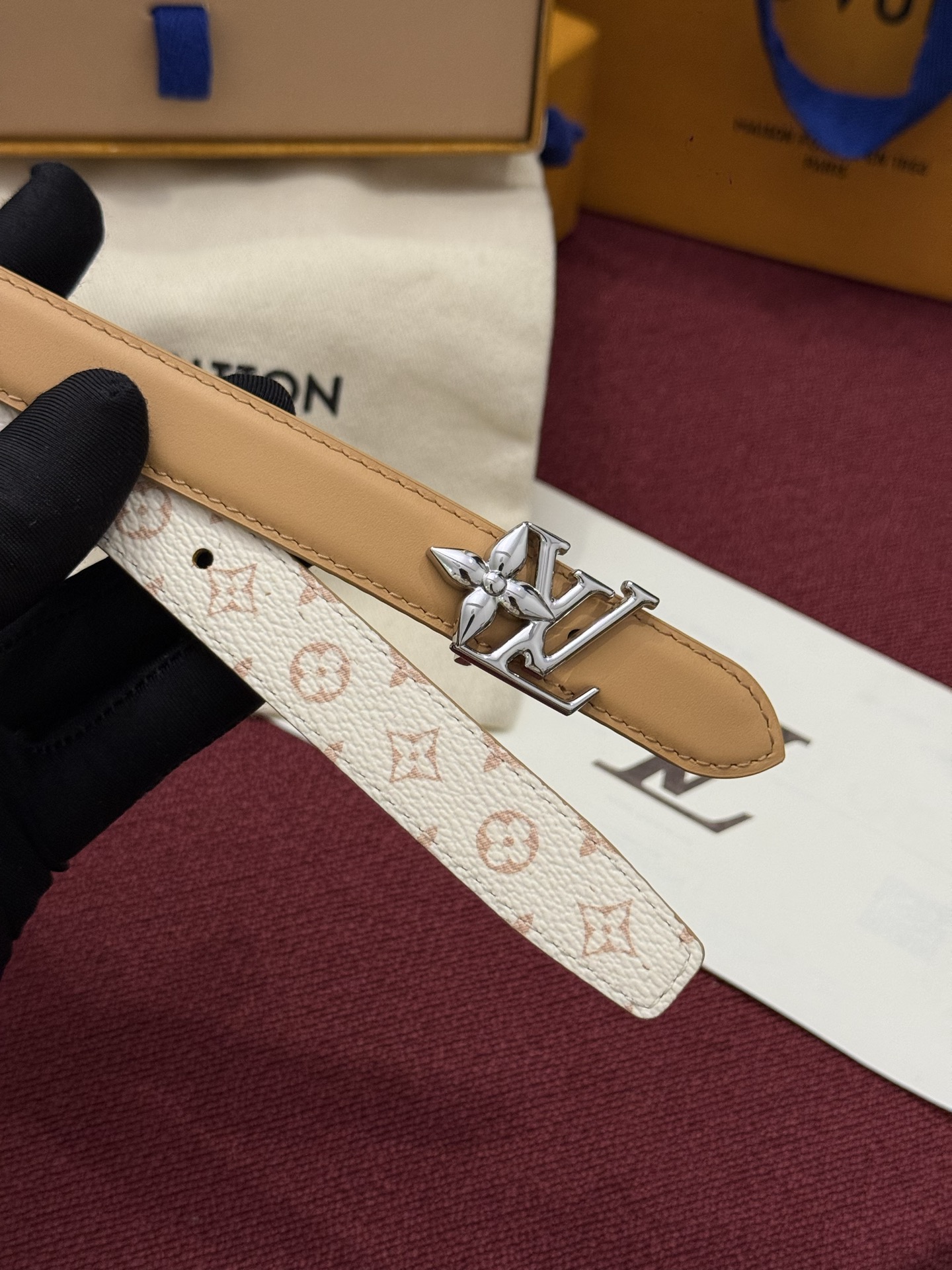 2.0 LV Bloom腰带势必成为路易威登的经典之作。其夺人眼球的扣环巧妙融合了LV标识与Monogram花卉图案的元