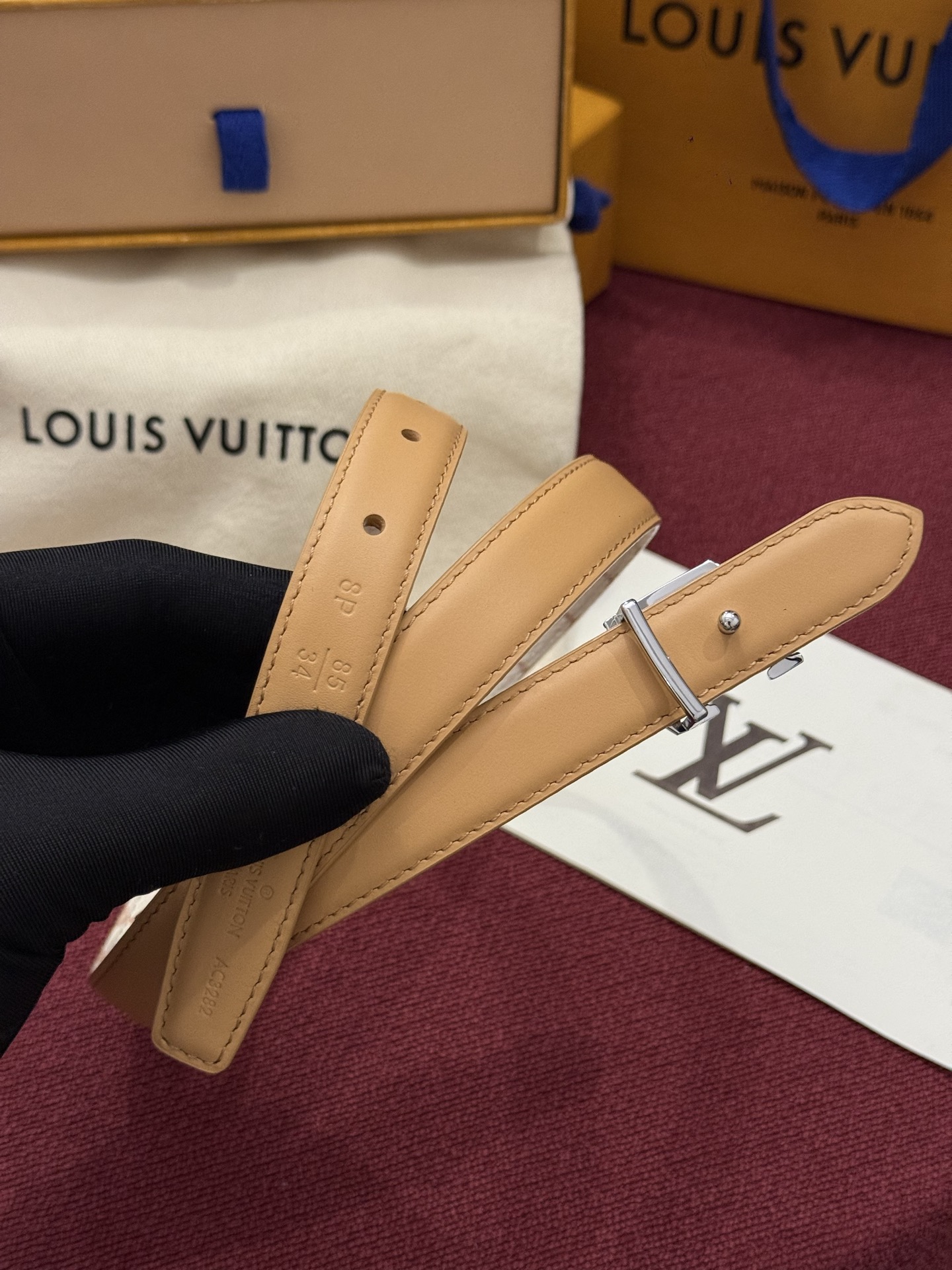 2.0 LV Bloom腰带势必成为路易威登的经典之作。其夺人眼球的扣环巧妙融合了LV标识与Monogram花卉图案的元