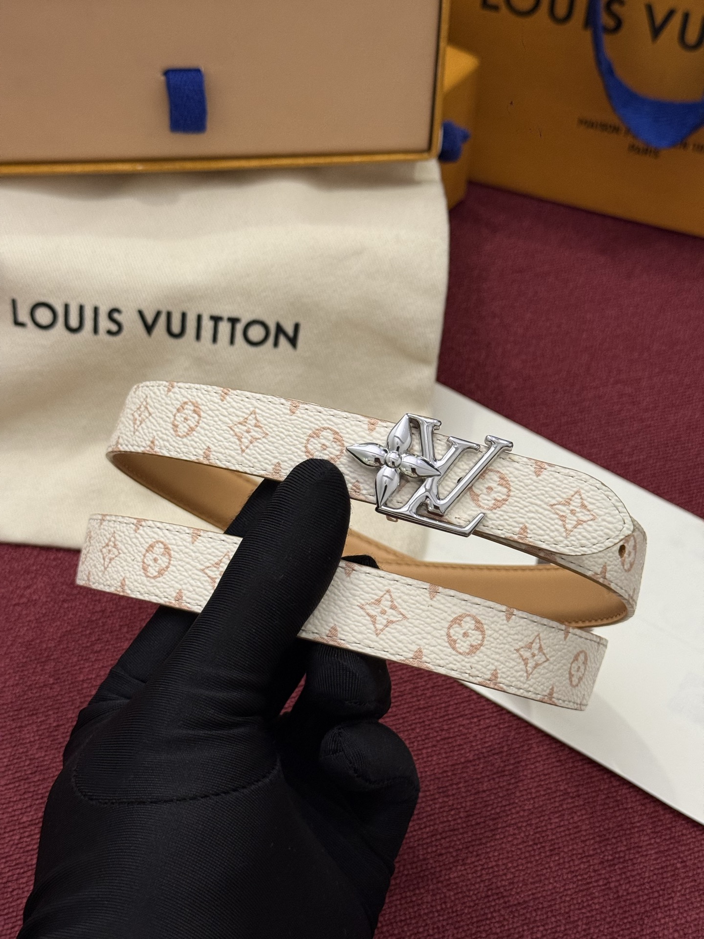 2.0 LV Bloom腰带势必成为路易威登的经典之作。其夺人眼球的扣环巧妙融合了LV标识与Monogram花卉图案的元