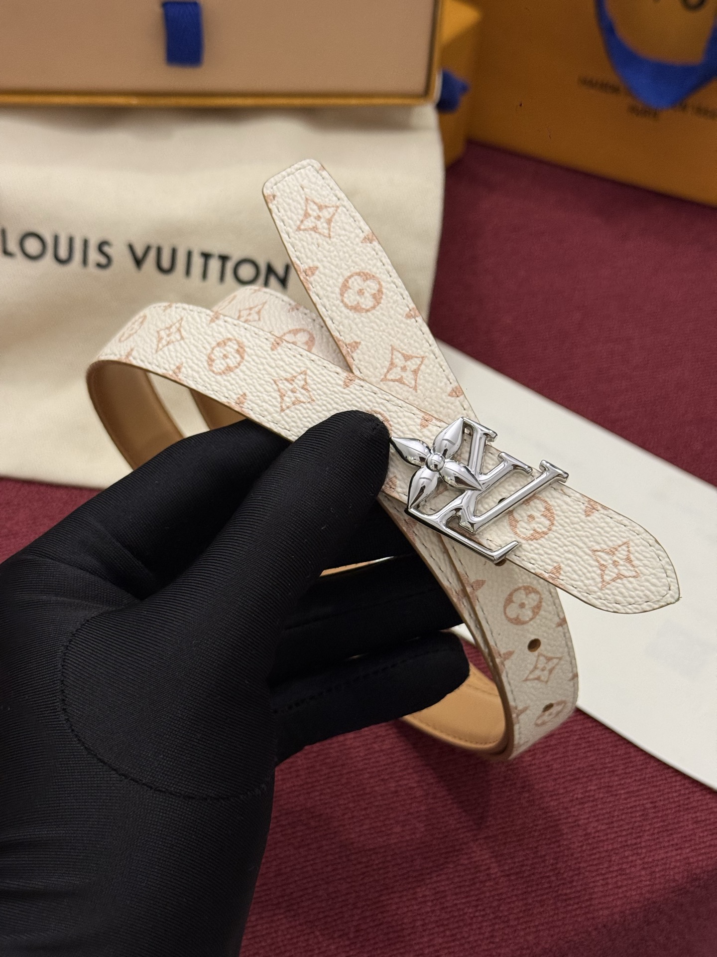 2.0 LV Bloom腰带势必成为路易威登的经典之作。其夺人眼球的扣环巧妙融合了LV标识与Monogram花卉图案的元
