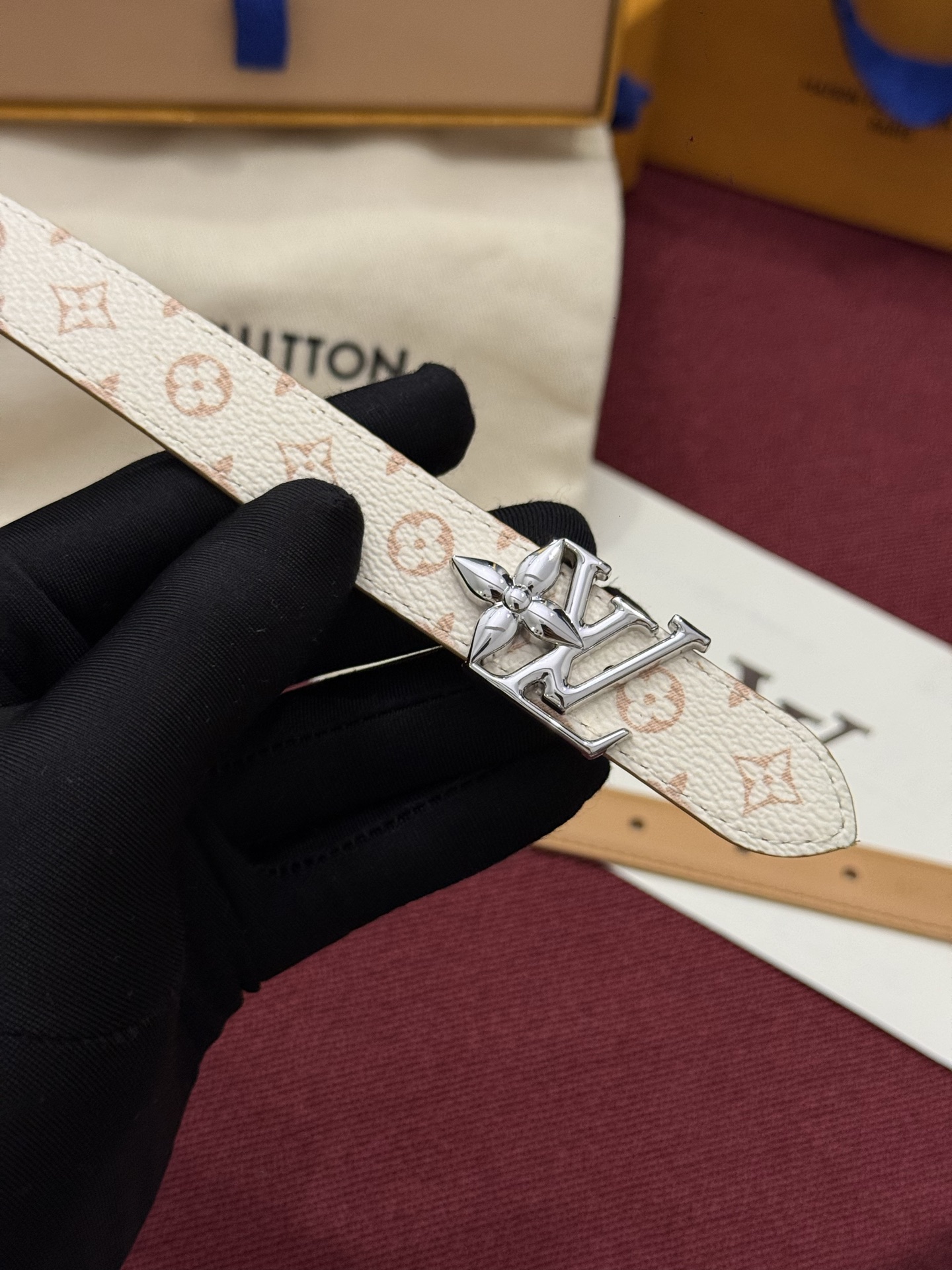 2.0 LV Bloom腰带势必成为路易威登的经典之作。其夺人眼球的扣环巧妙融合了LV标识与Monogram花卉图案的元