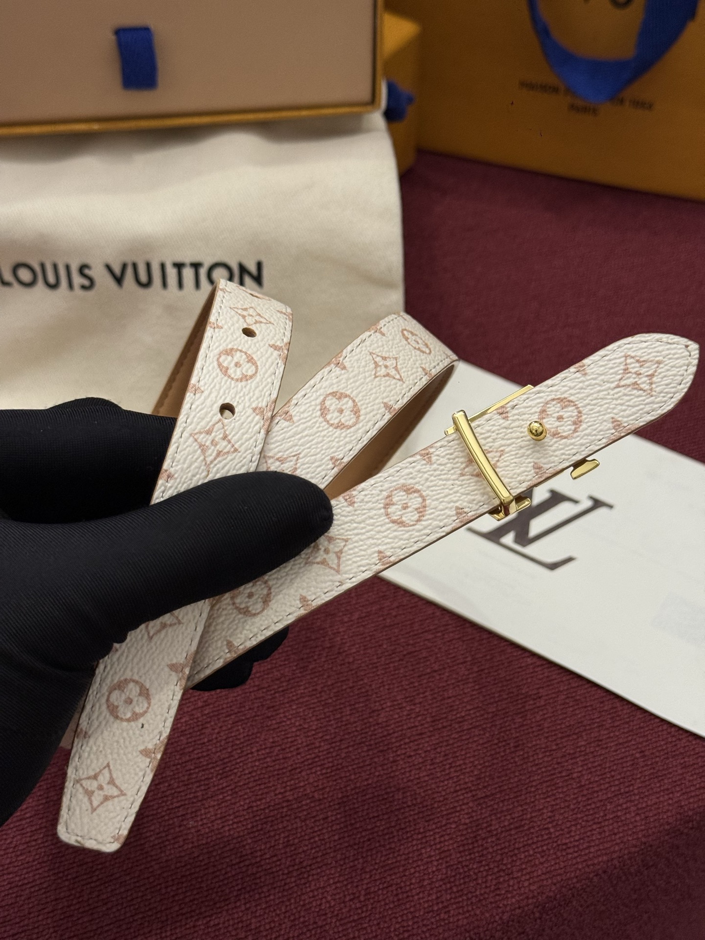2.0 LV Bloom腰带势必成为路易威登的经典之作。其夺人眼球的扣环巧妙融合了LV标识与Monogram花卉图案的元