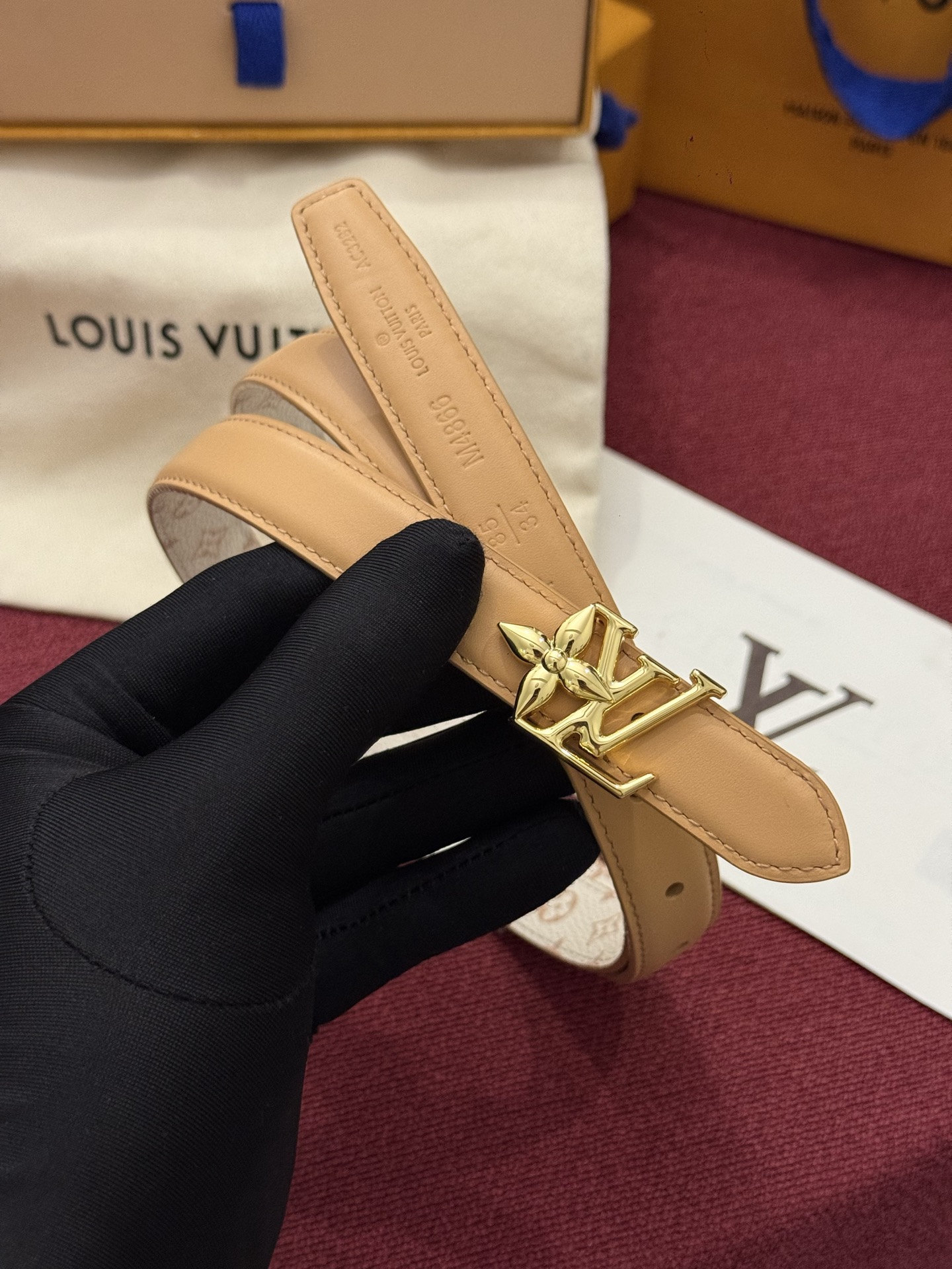 2.0 LV Bloom腰带势必成为路易威登的经典之作。其夺人眼球的扣环巧妙融合了LV标识与Monogram花卉图案的元