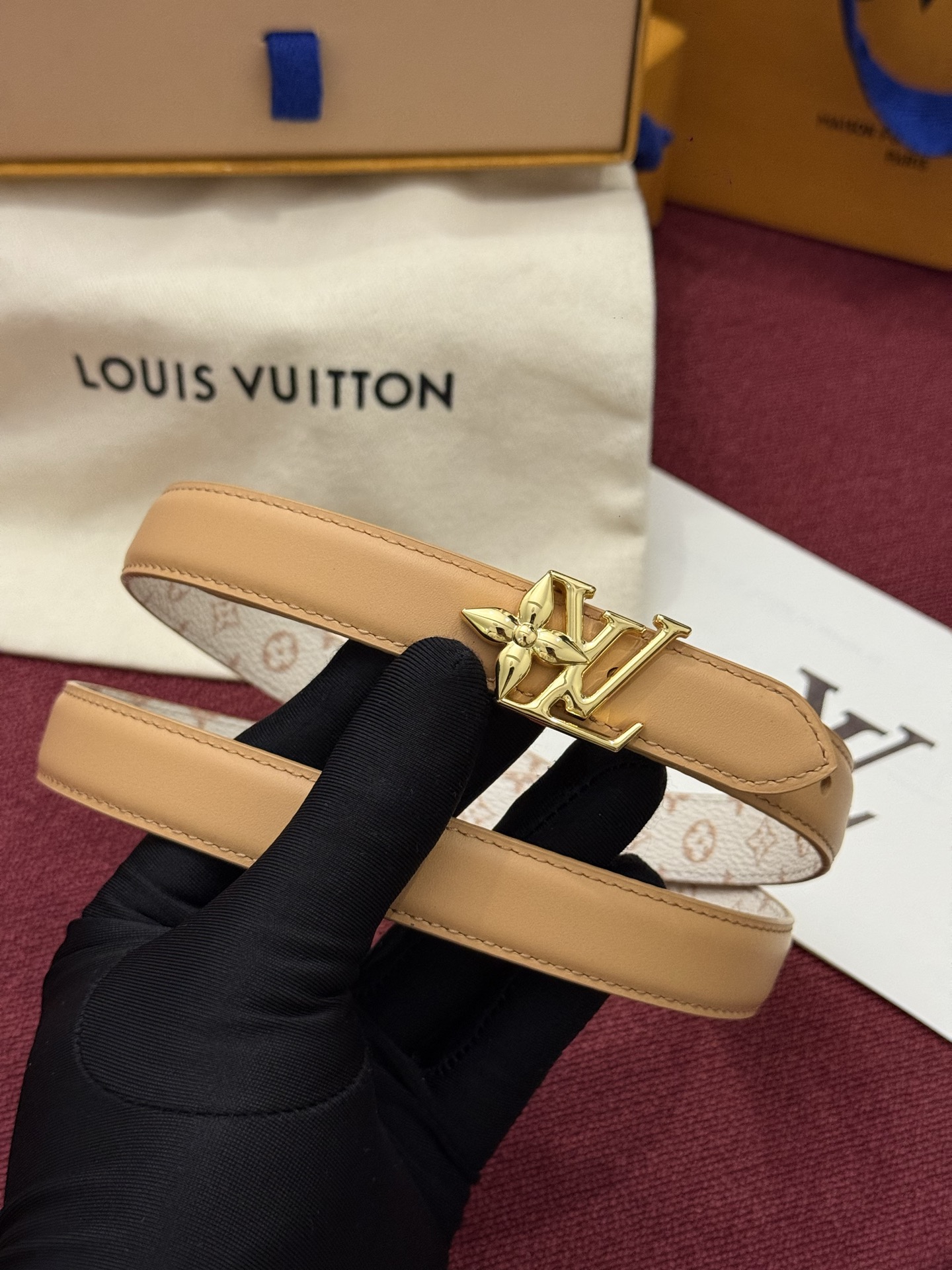 2.0 LV Bloom腰带势必成为路易威登的经典之作。其夺人眼球的扣环巧妙融合了LV标识与Monogram花卉图案的元