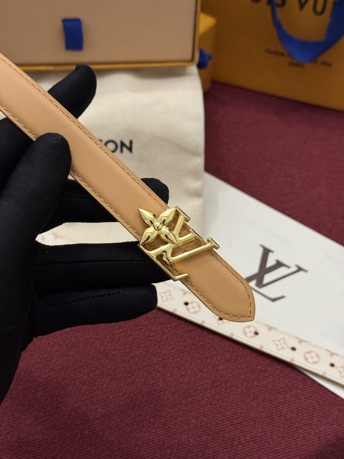 2.0 LV Bloom腰带势必成为路易威登的经典之作。其夺人眼球的扣环巧妙融合了LV标识与Monogram花卉图案的元