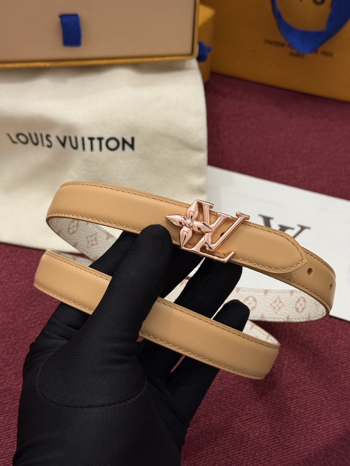 2.0 LV Bloom腰带势必成为路易威登的经典之作。其夺人眼球的扣环巧妙融合了LV标识与Monogram花卉图案的元