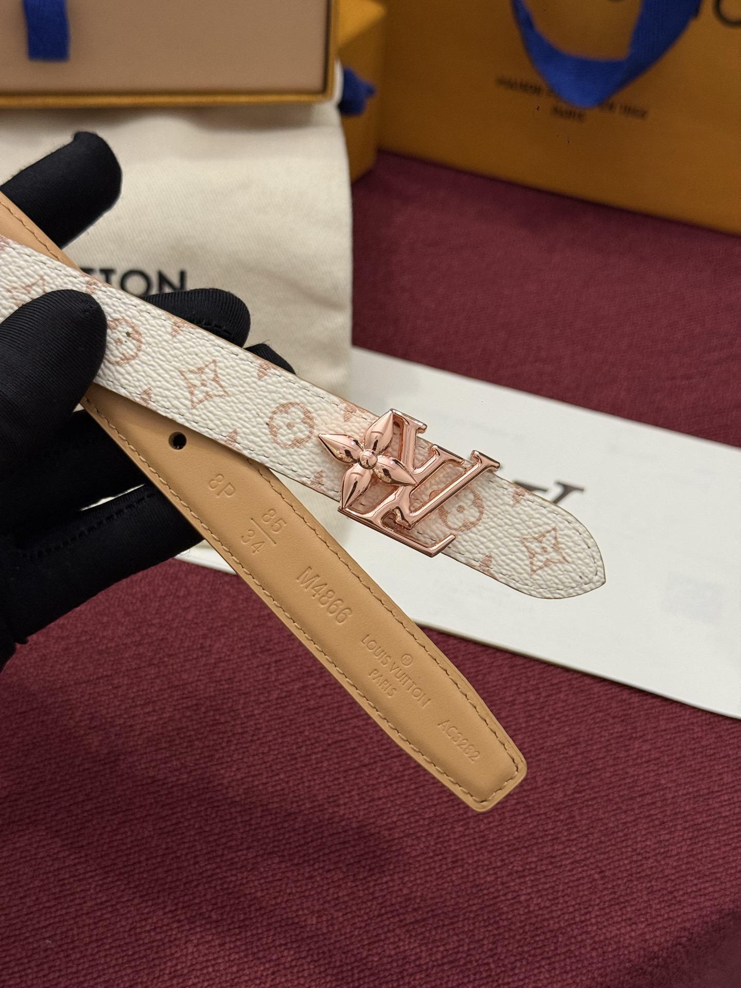 2.0 LV Bloom腰带势必成为路易威登的经典之作。其夺人眼球的扣环巧妙融合了LV标识与Monogram花卉图案的元