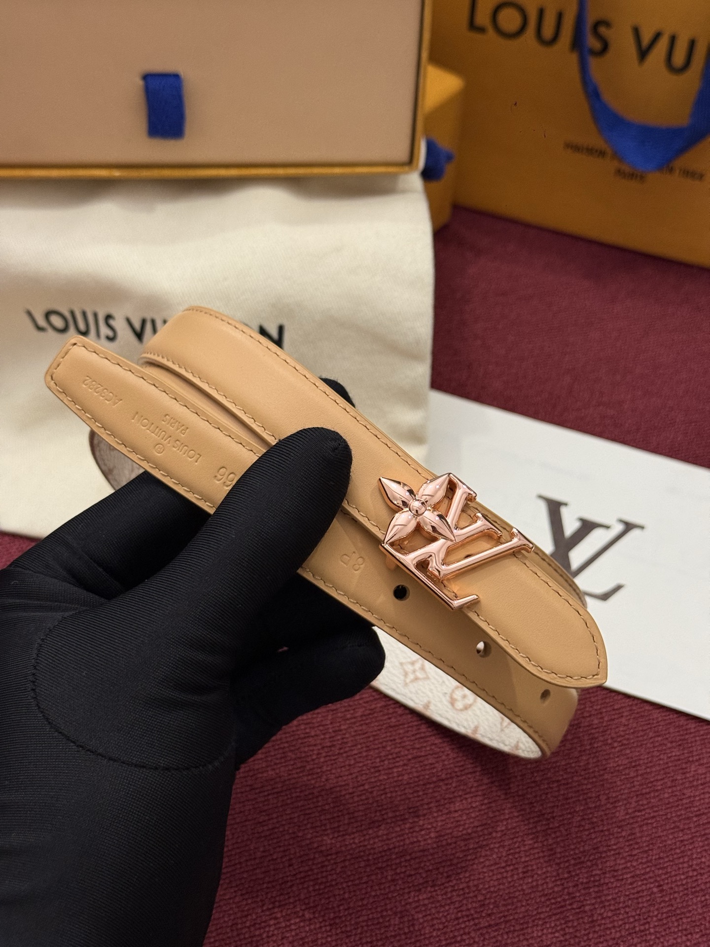 2.0 LV Bloom腰带势必成为路易威登的经典之作。其夺人眼球的扣环巧妙融合了LV标识与Monogram花卉图案的元