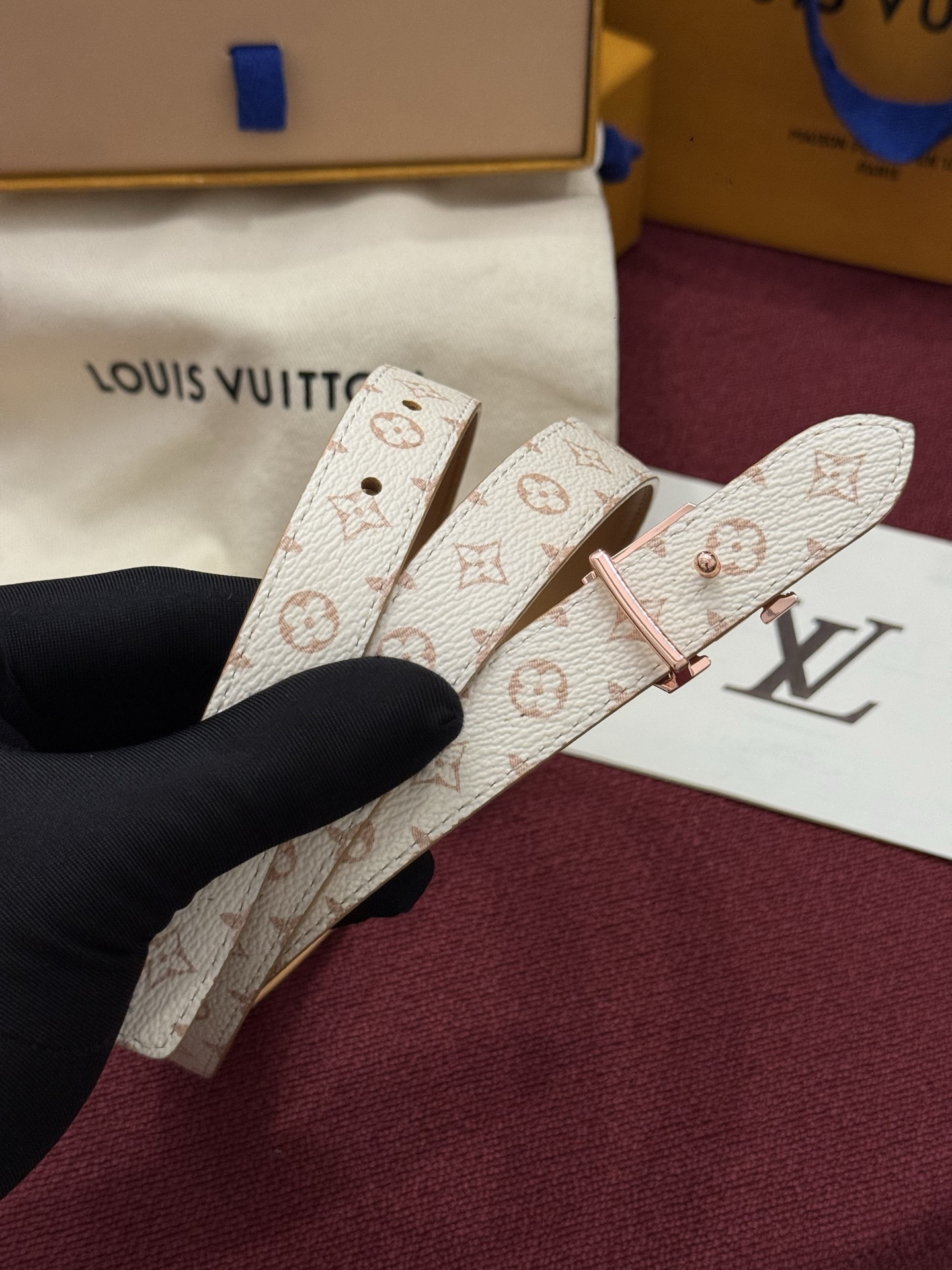 2.0 LV Bloom腰带势必成为路易威登的经典之作。其夺人眼球的扣环巧妙融合了LV标识与Monogram花卉图案的元
