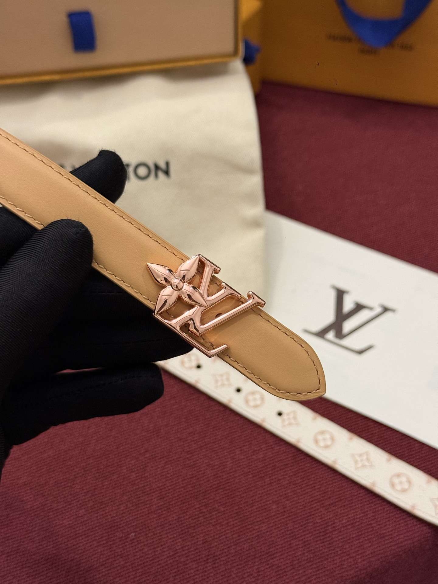 2.0 LV Bloom腰带势必成为路易威登的经典之作。其夺人眼球的扣环巧妙融合了LV标识与Monogram花卉图案的元