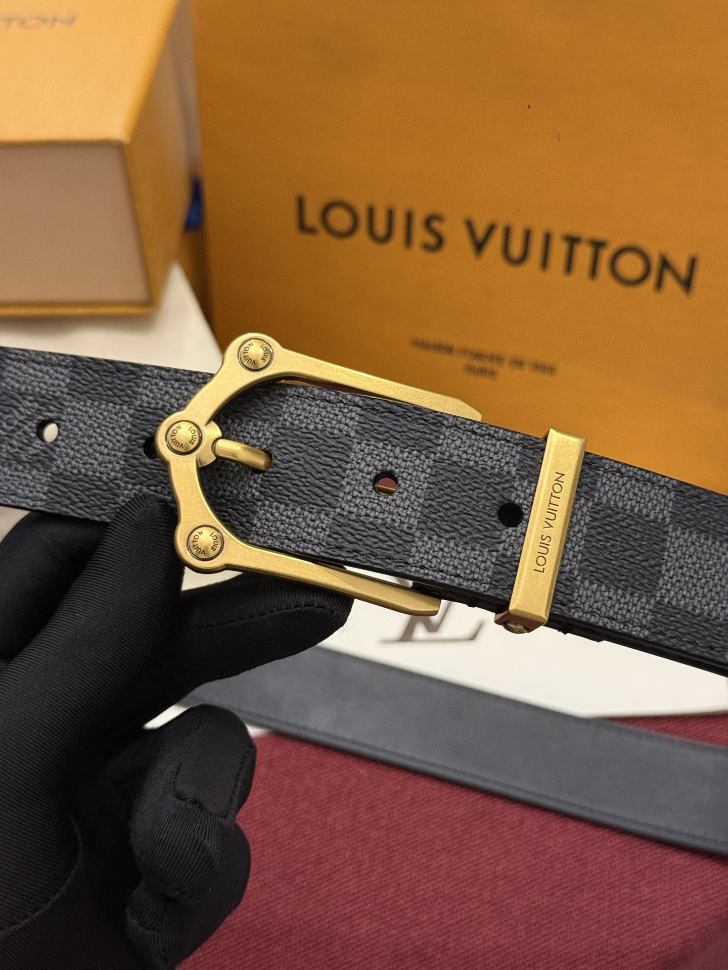 Lv 3.5腰带 Slender 皮带线条流畅，风格现代，具备无与伦比的多样性。采用深沉的印花皮革制成，一侧表面光滑，另