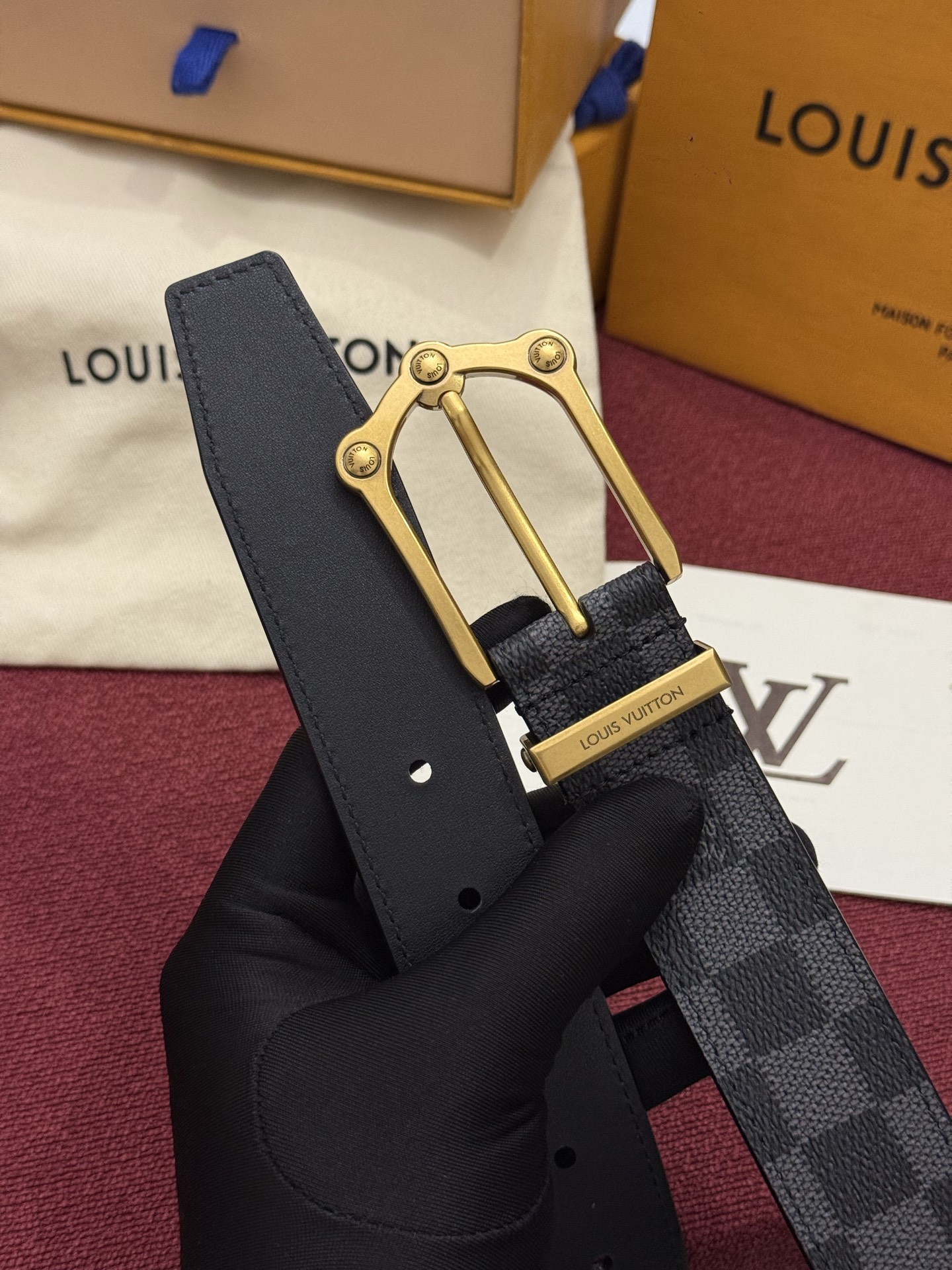 Lv 3.5腰带 Slender 皮带线条流畅，风格现代，具备无与伦比的多样性。采用深沉的印花皮革制成，一侧表面光滑，另