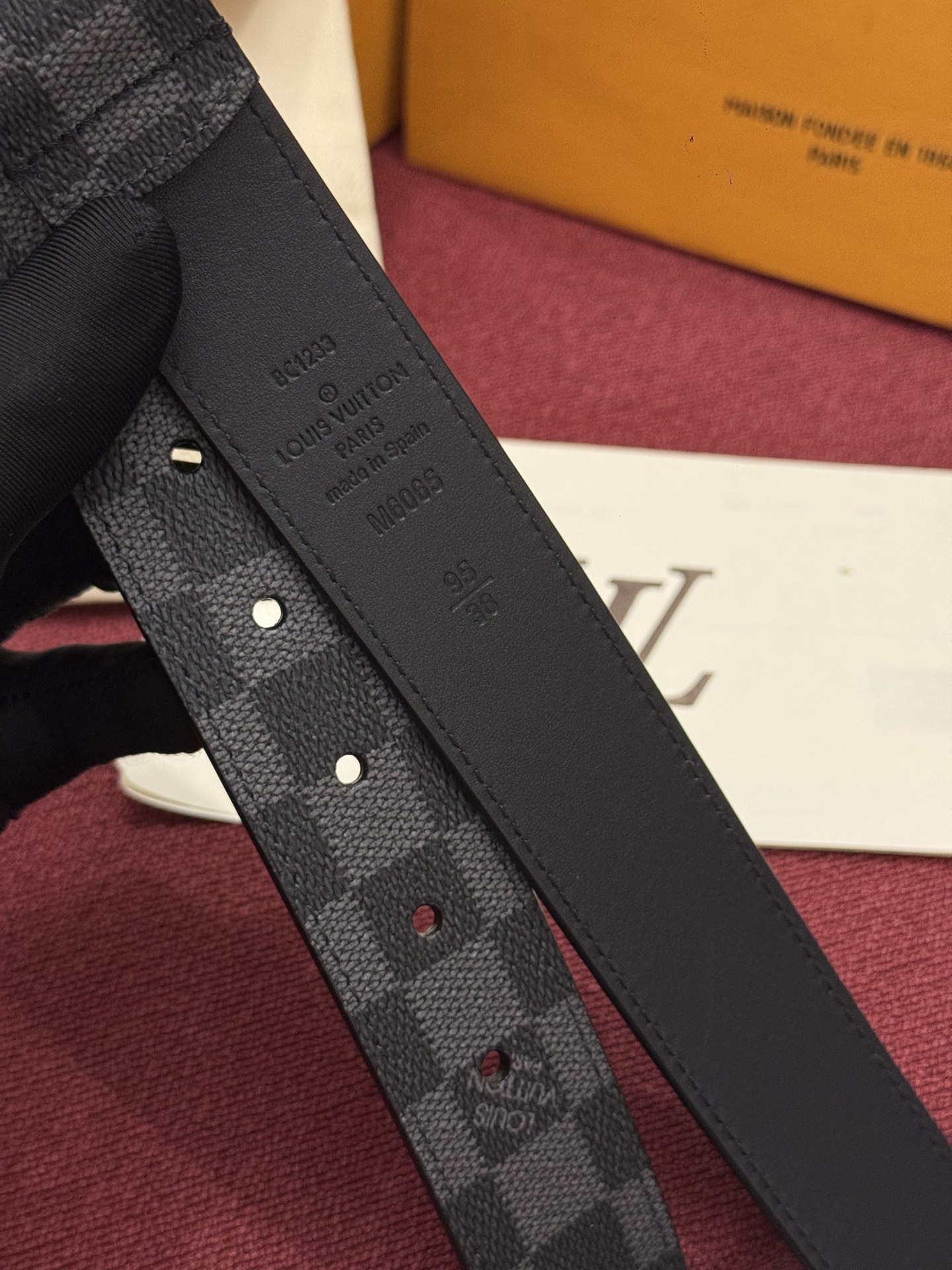 Lv 3.5腰带 Slender 皮带线条流畅，风格现代，具备无与伦比的多样性。采用深沉的印花皮革制成，一侧表面光滑，另