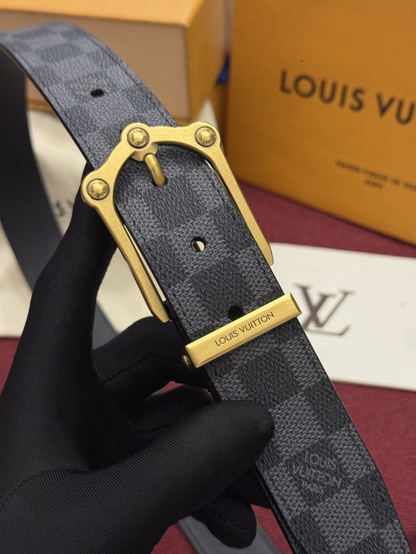 Lv 3.5腰带 Slender 皮带线条流畅，风格现代，具备无与伦比的多样性。采用深沉的印花皮革制成，一侧表面光滑，另