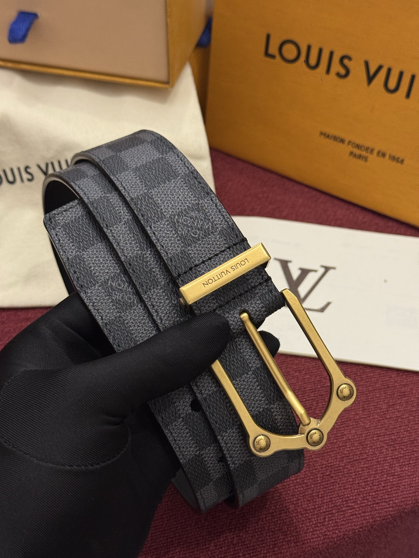 Lv 3.5腰带 Slender 皮带线条流畅，风格现代，具备无与伦比的多样性。采用深沉的印花皮革制成，一侧表面光滑，另
