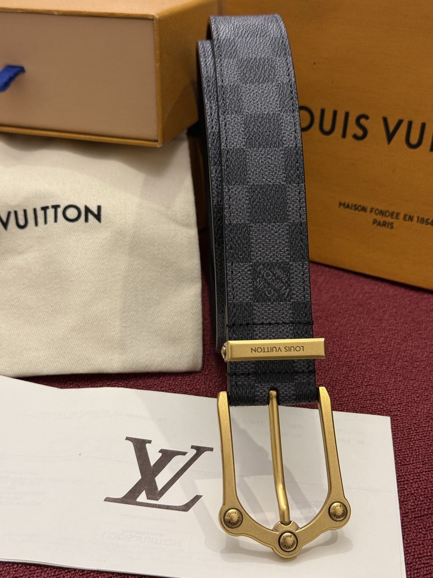 Lv 3.5腰带 Slender 皮带线条流畅，风格现代，具备无与伦比的多样性。采用深沉的印花皮革制成，一侧表面光滑，另
