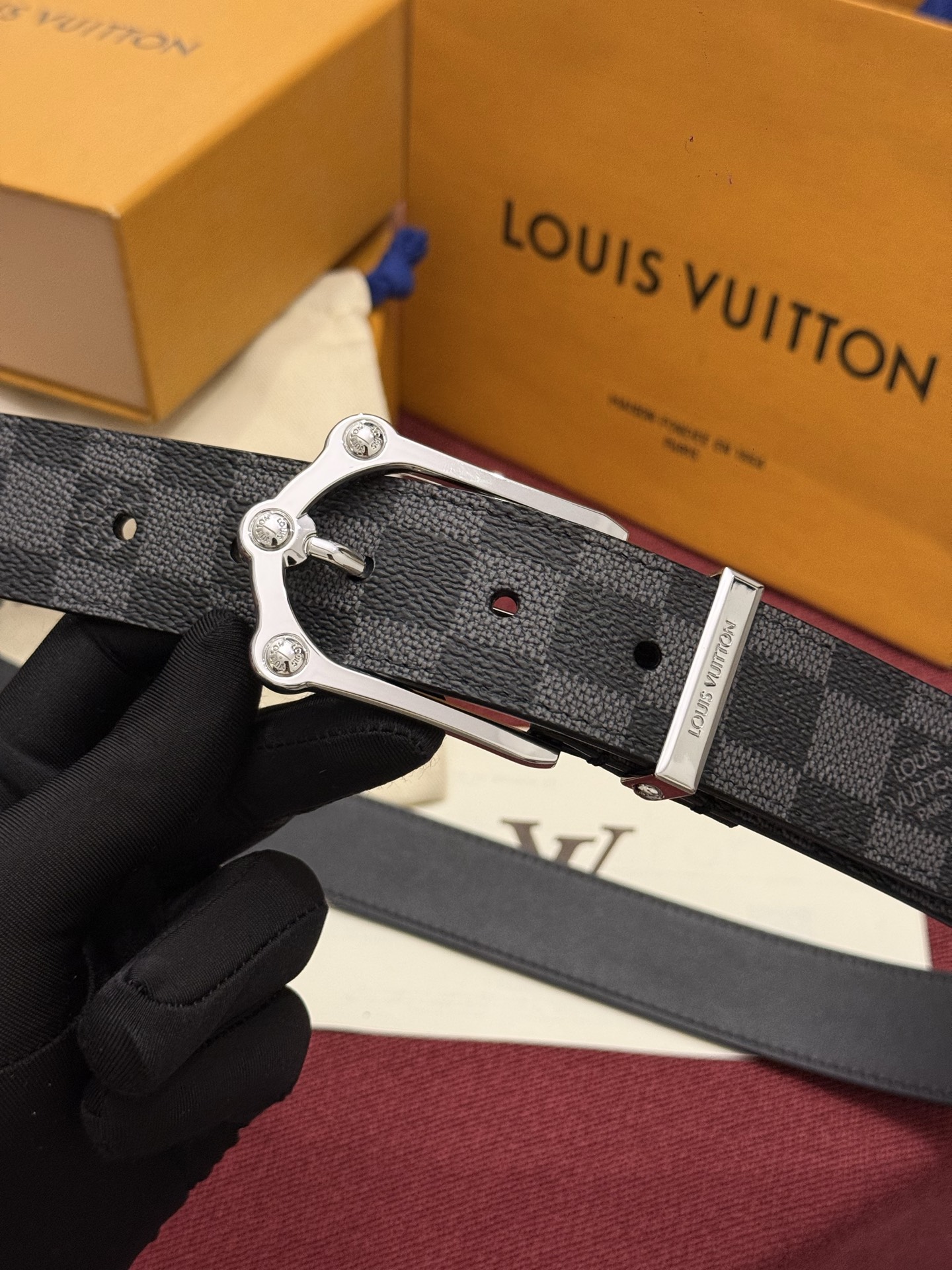 Lv 3.5腰带 Slender 皮带线条流畅，风格现代，具备无与伦比的多样性。采用深沉的印花皮革制成，一侧表面光滑，另
