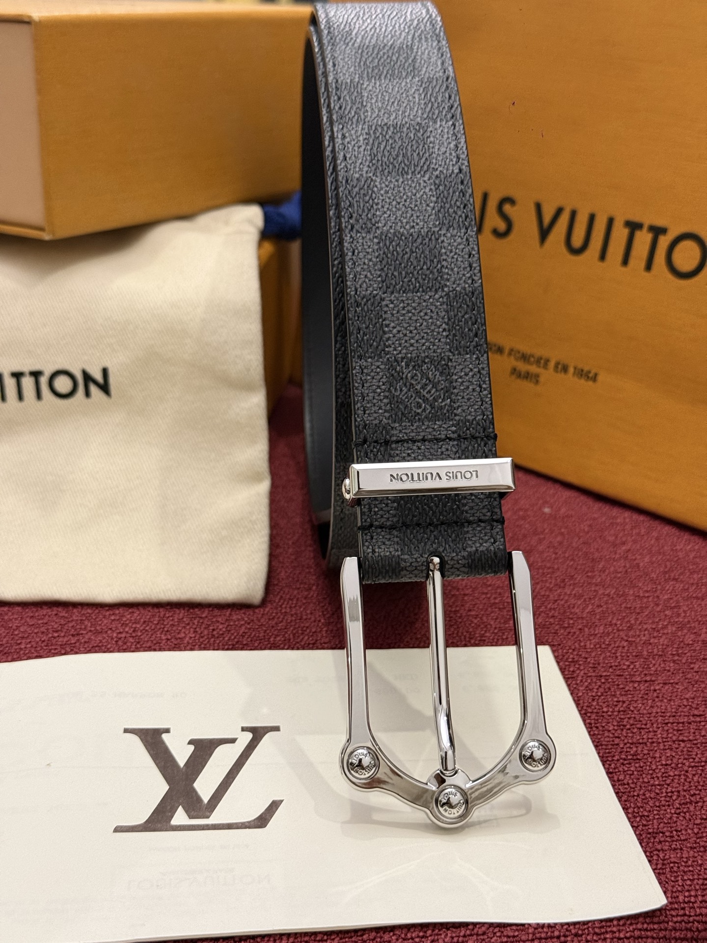 Lv 3.5腰带 Slender 皮带线条流畅，风格现代，具备无与伦比的多样性。采用深沉的印花皮革制成，一侧表面光滑，另