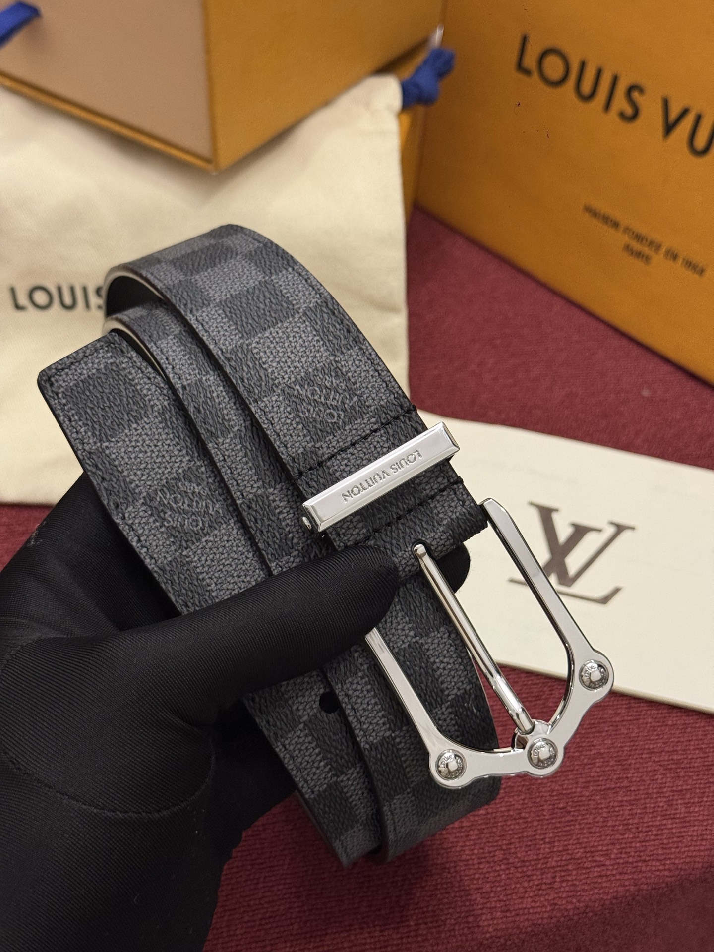 Lv 3.5腰带 Slender 皮带线条流畅，风格现代，具备无与伦比的多样性。采用深沉的印花皮革制成，一侧表面光滑，另