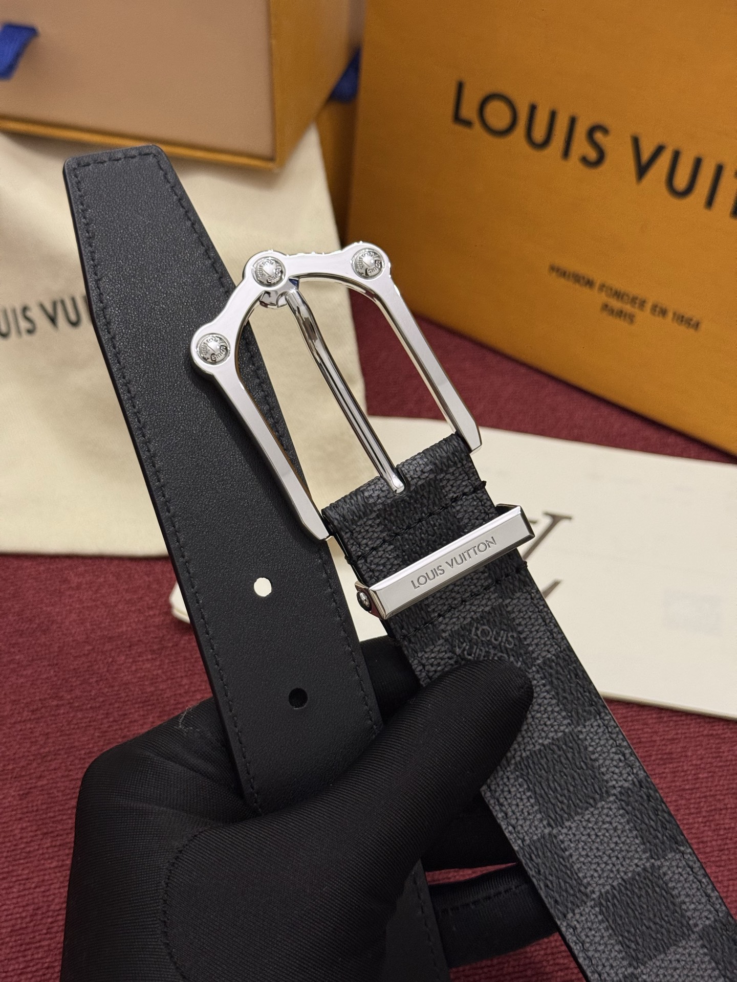 Lv 3.5腰带 Slender 皮带线条流畅，风格现代，具备无与伦比的多样性。采用深沉的印花皮革制成，一侧表面光滑，另