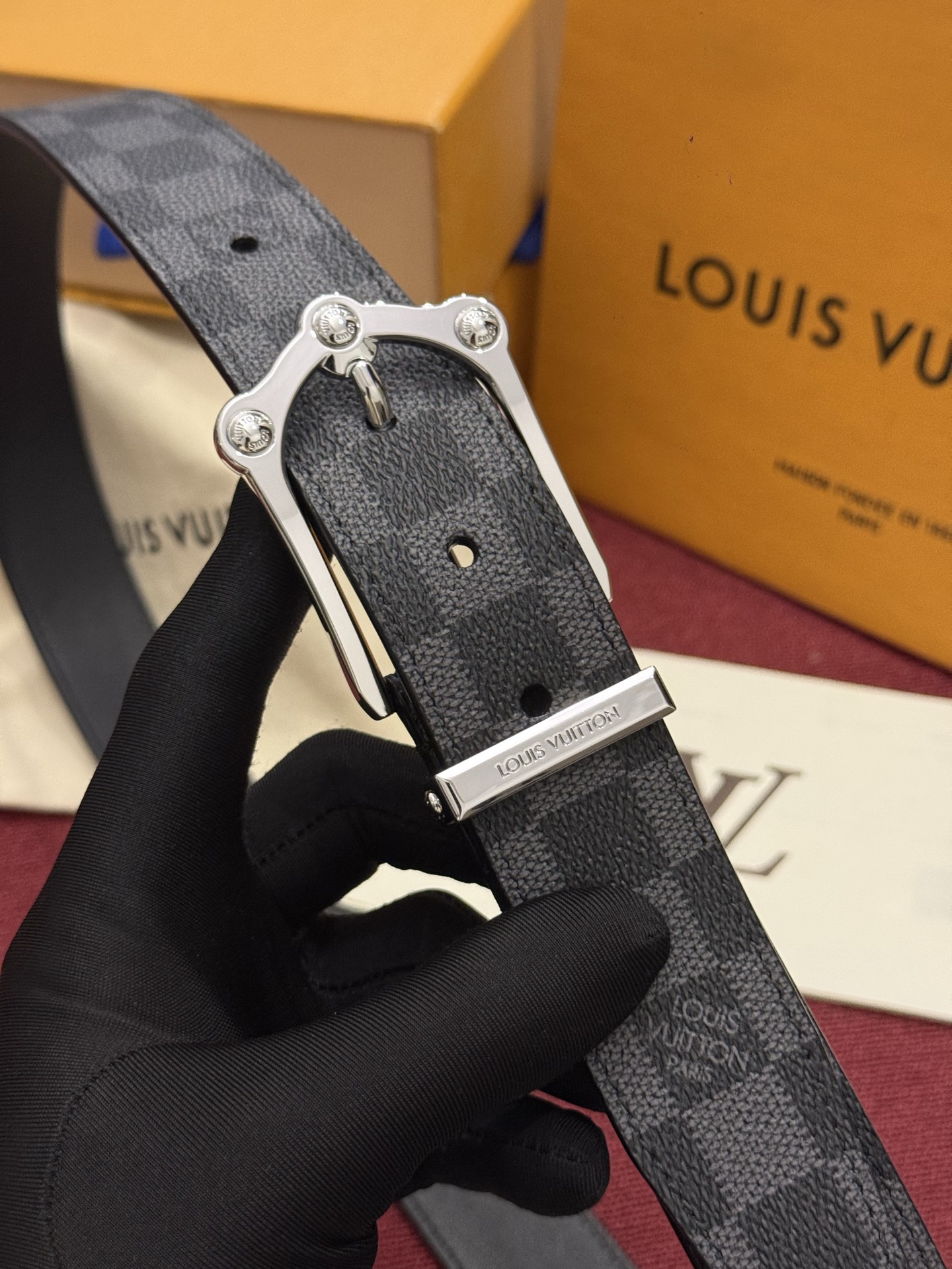 Lv 3.5腰带 Slender 皮带线条流畅，风格现代，具备无与伦比的多样性。采用深沉的印花皮革制成，一侧表面光滑，另