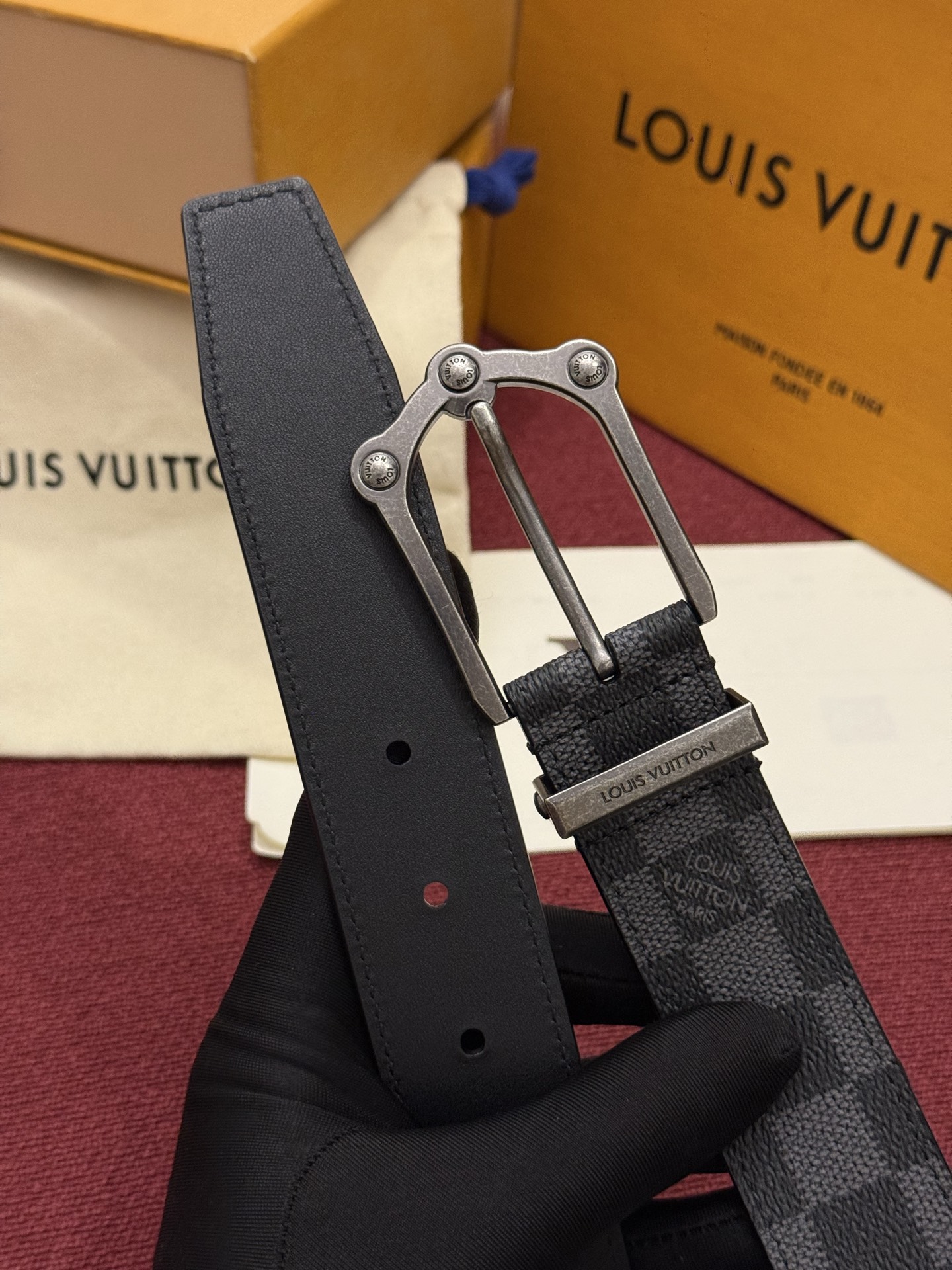 Lv 3.5腰带 Slender 皮带线条流畅，风格现代，具备无与伦比的多样性。采用深沉的印花皮革制成，一侧表面光滑，另