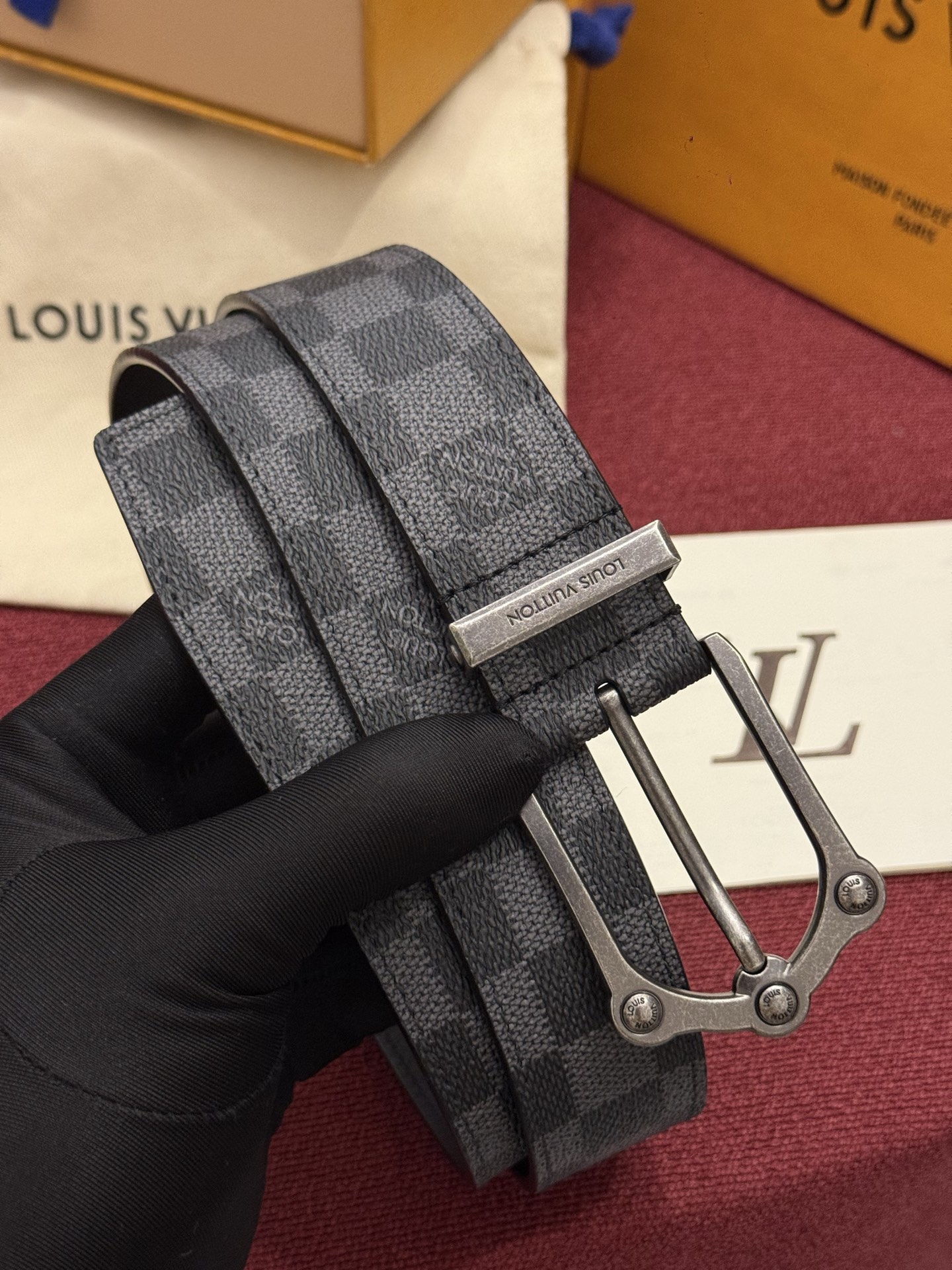 Lv 3.5腰带 Slender 皮带线条流畅，风格现代，具备无与伦比的多样性。采用深沉的印花皮革制成，一侧表面光滑，另
