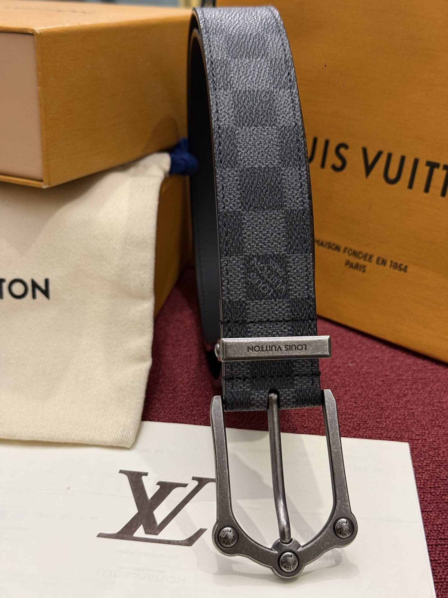 Lv 3.5腰带 Slender 皮带线条流畅，风格现代，具备无与伦比的多样性。采用深沉的印花皮革制成，一侧表面光滑，另